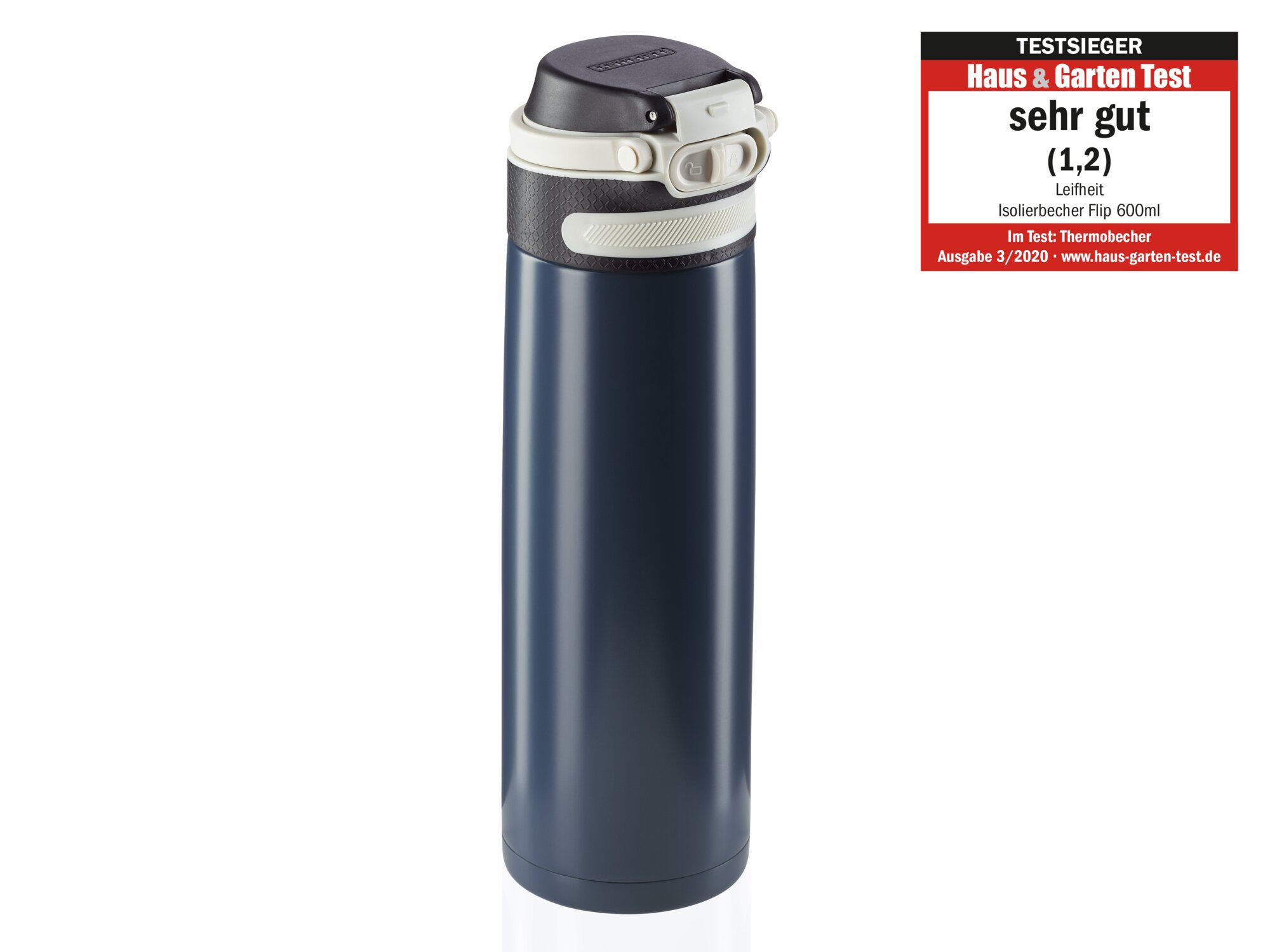 Blauer Thermobecher mit schwarzem und hellem Deckel, daneben ein rotes Testergebnis-Logo.