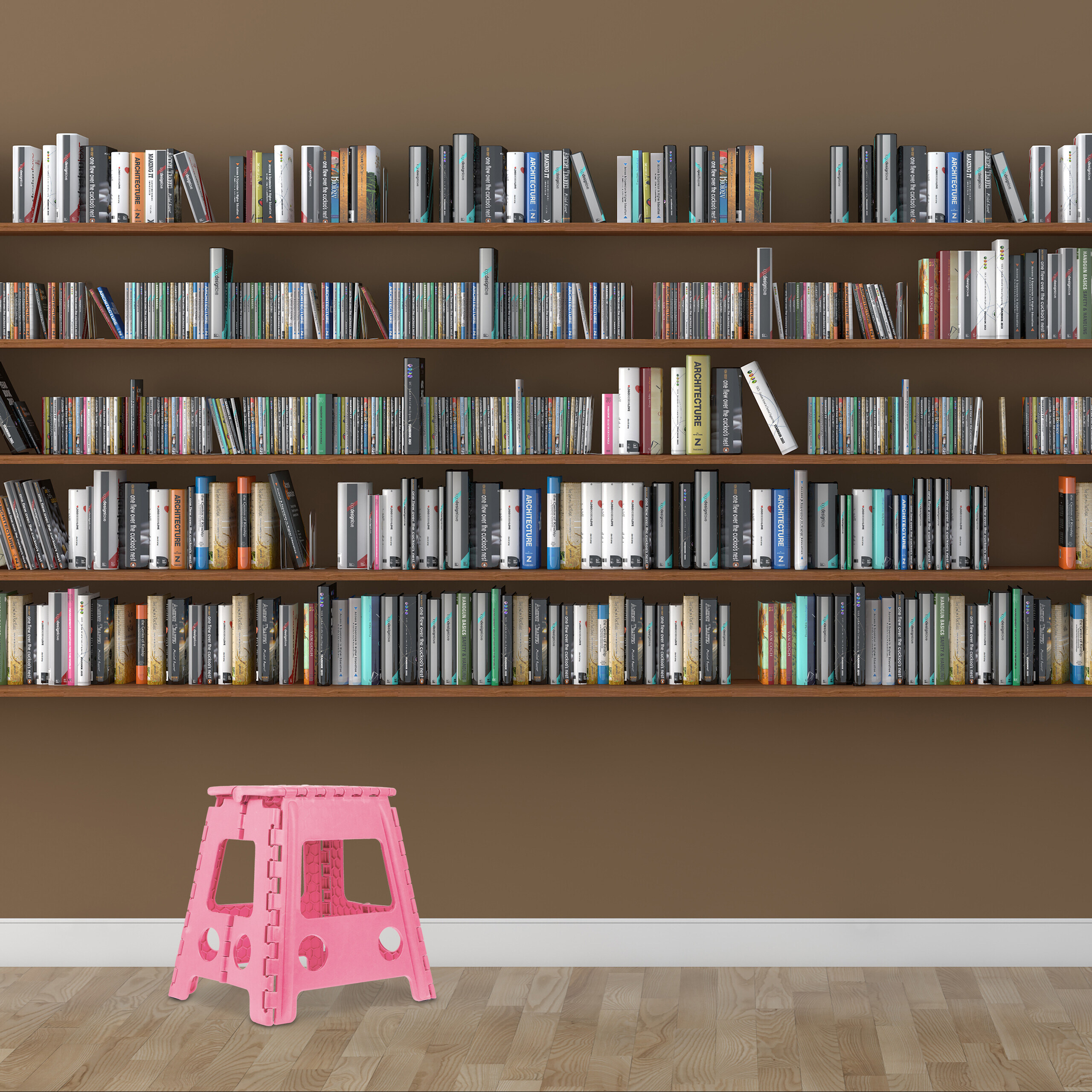Ein pinker Klapphocker steht vor einem Bücherregal voller Bücher an einer braunen Wand.