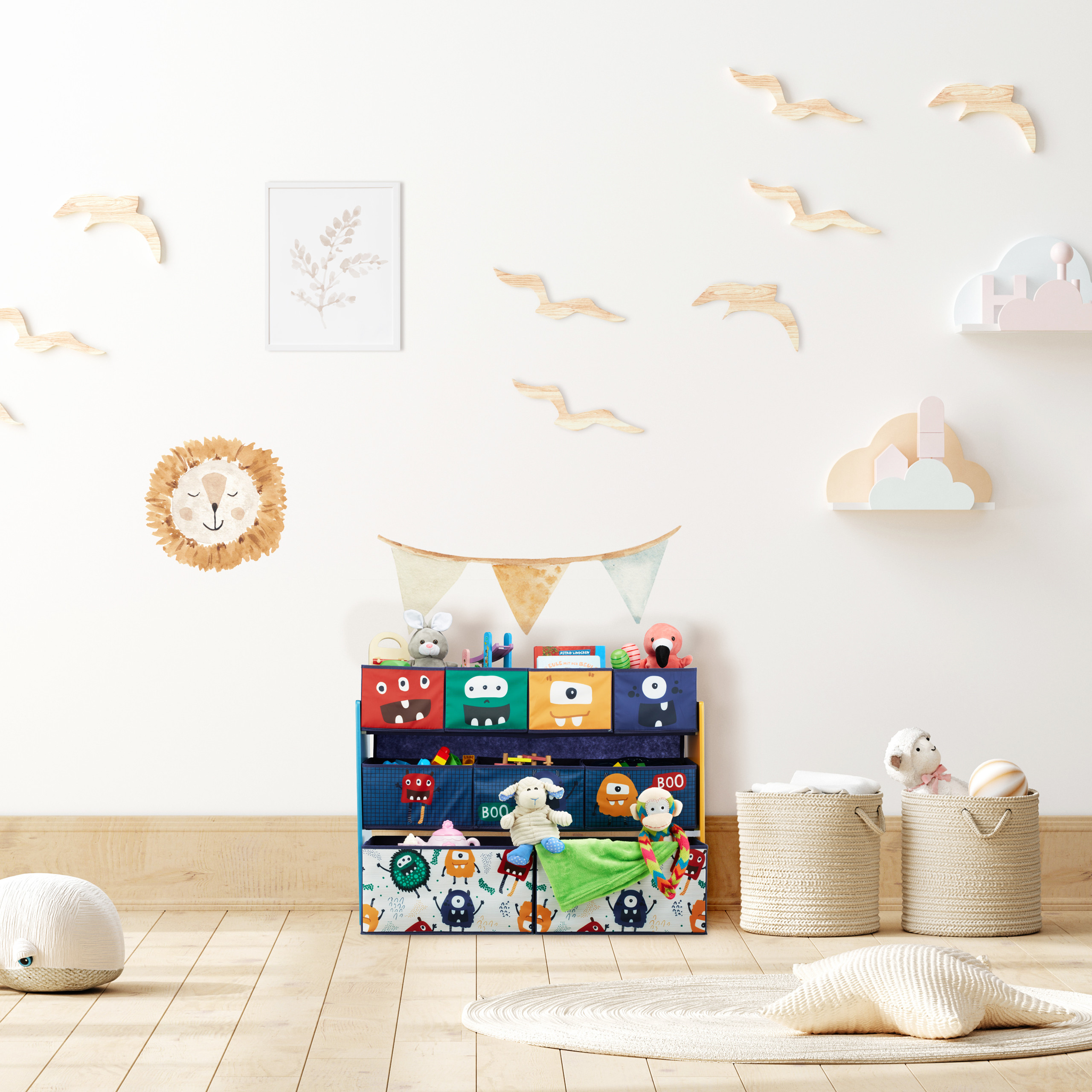 Kinderzimmer mit Spielzeugaufbewahrung, Kuscheltieren, Löwen-Wandsticker und Holz-Vogeldekorationen an der Wand.