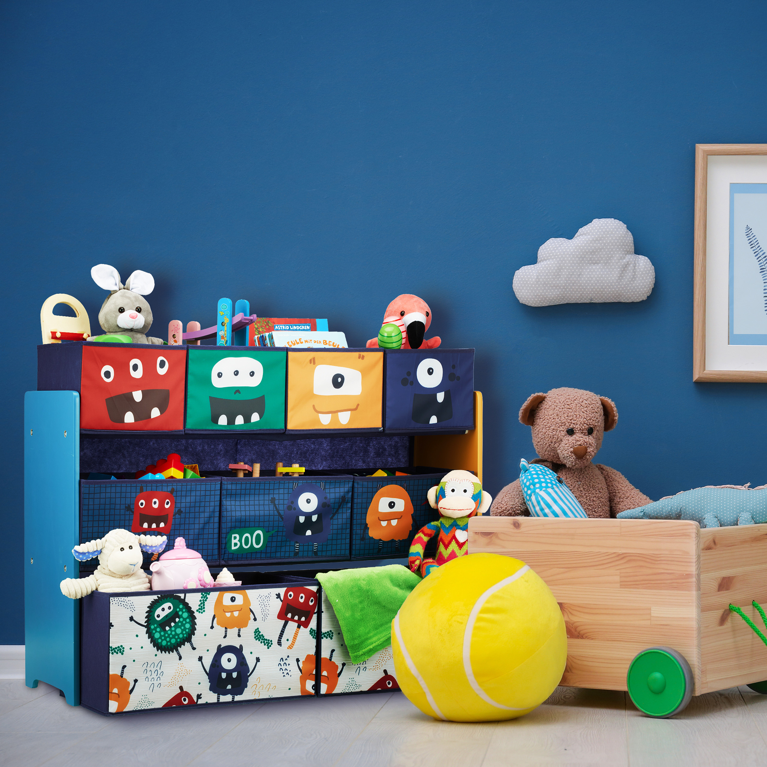 Ein Kinderzimmer mit bunten Spielzeugregalen, Kuscheltieren, einem gelben Ball und einer Holzkiste vor einer blauen Wand.