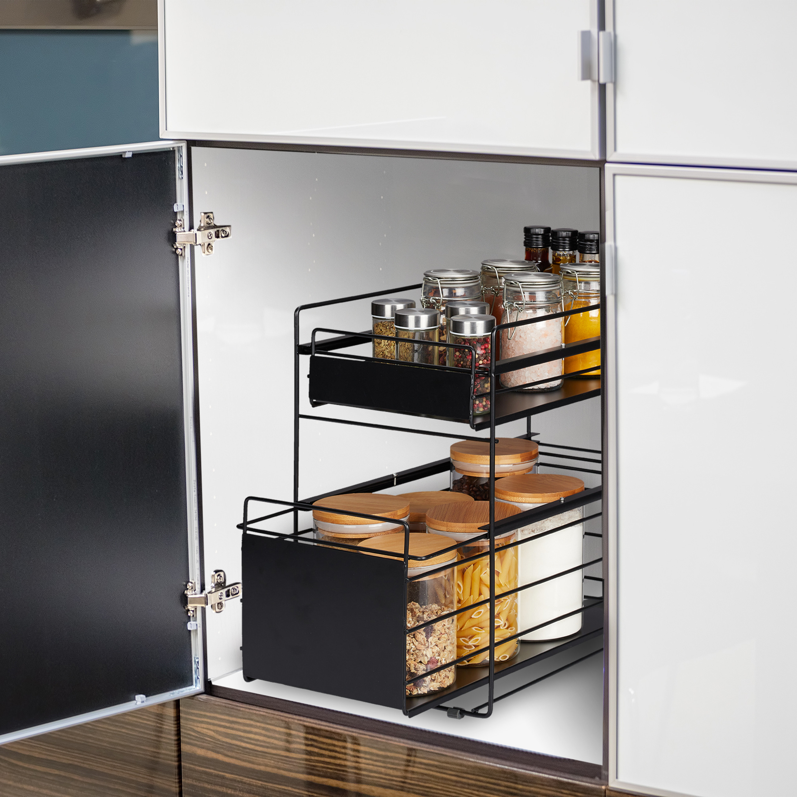 Ein weißer Küchenschrank mit einem zweistöckigen, schwarzen Metallregal voller beschrifteter Vorratsdosen.