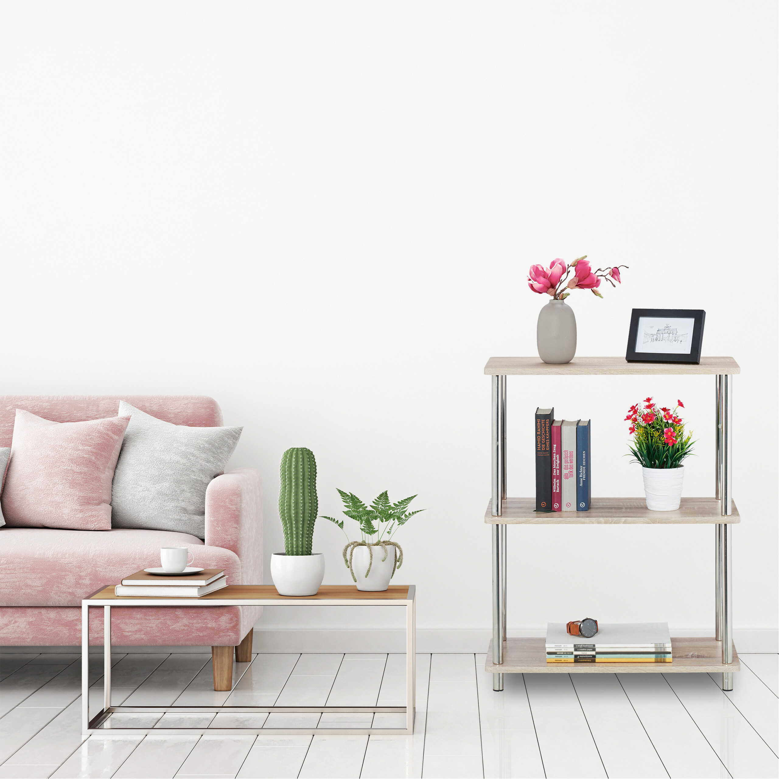 Ein rosafarbenes Sofa, ein Holztisch mit Pflanzen und ein Regal mit Büchern und Blumen an einer weißen Wand.