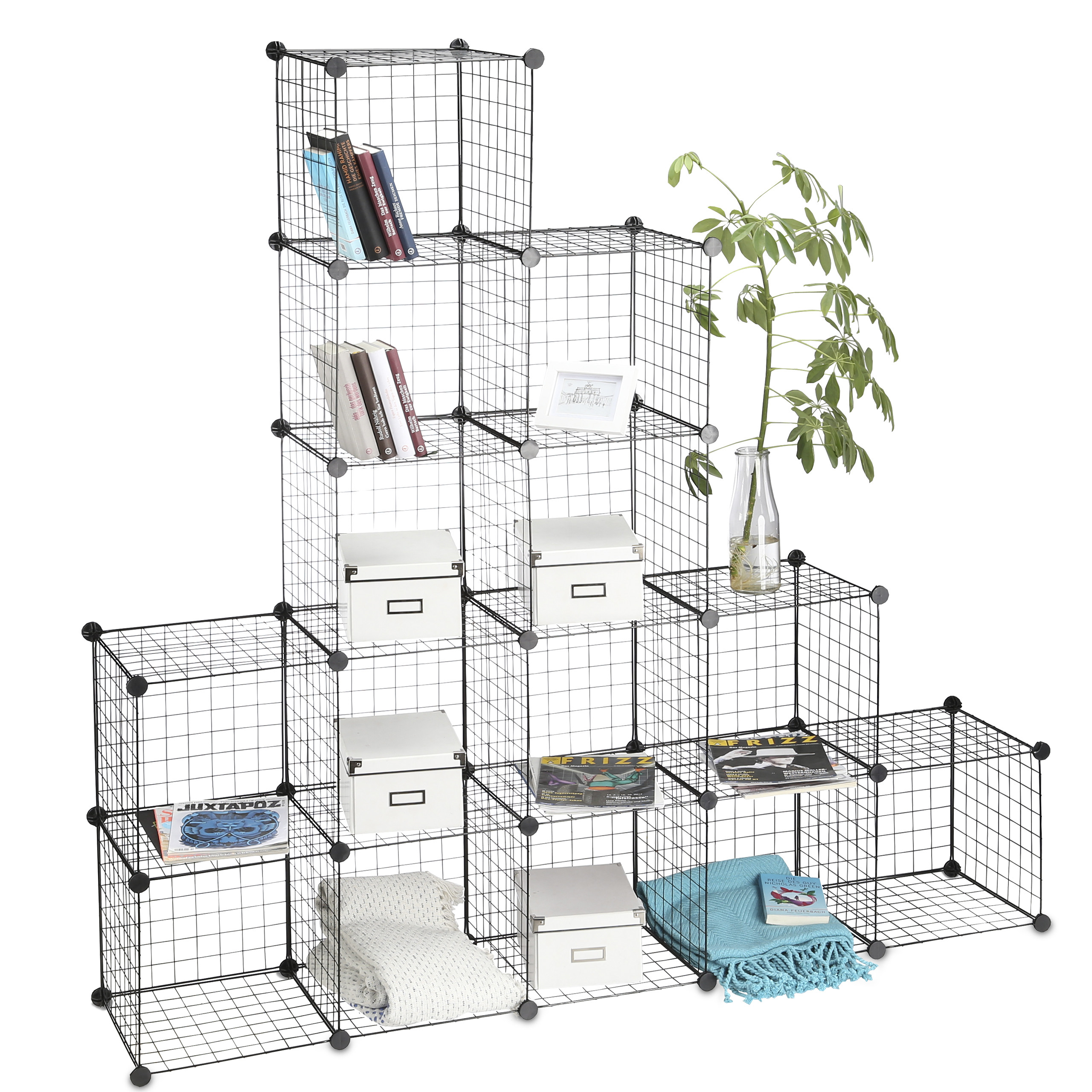 Modulares schwarzes Drahtgitterregal mit Büchern, Boxen, Pflanzen und Decken.