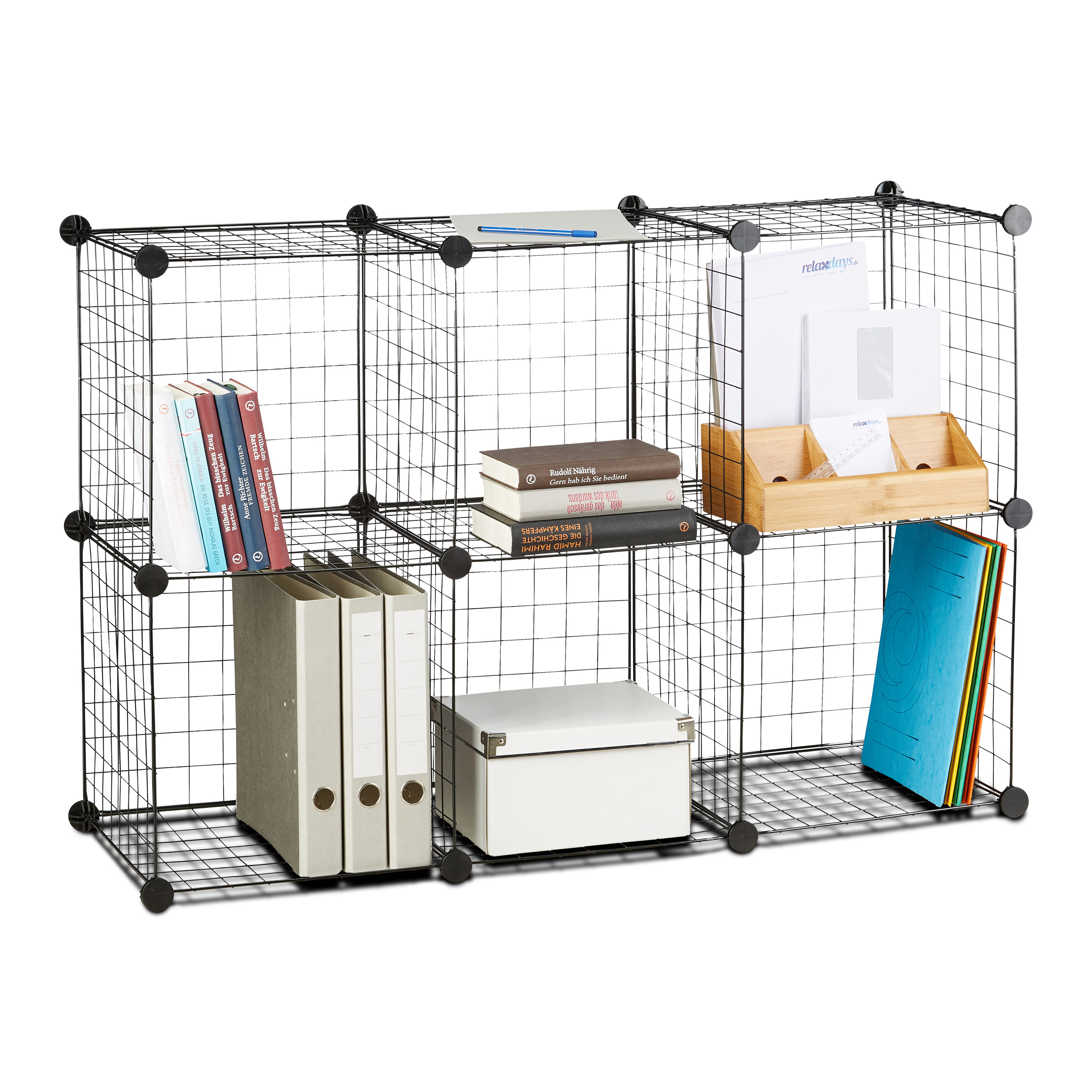 Ein schwarzes Metallgitter-Regal gefüllt mit Aktenordnern, Büchern und Dokumenten.