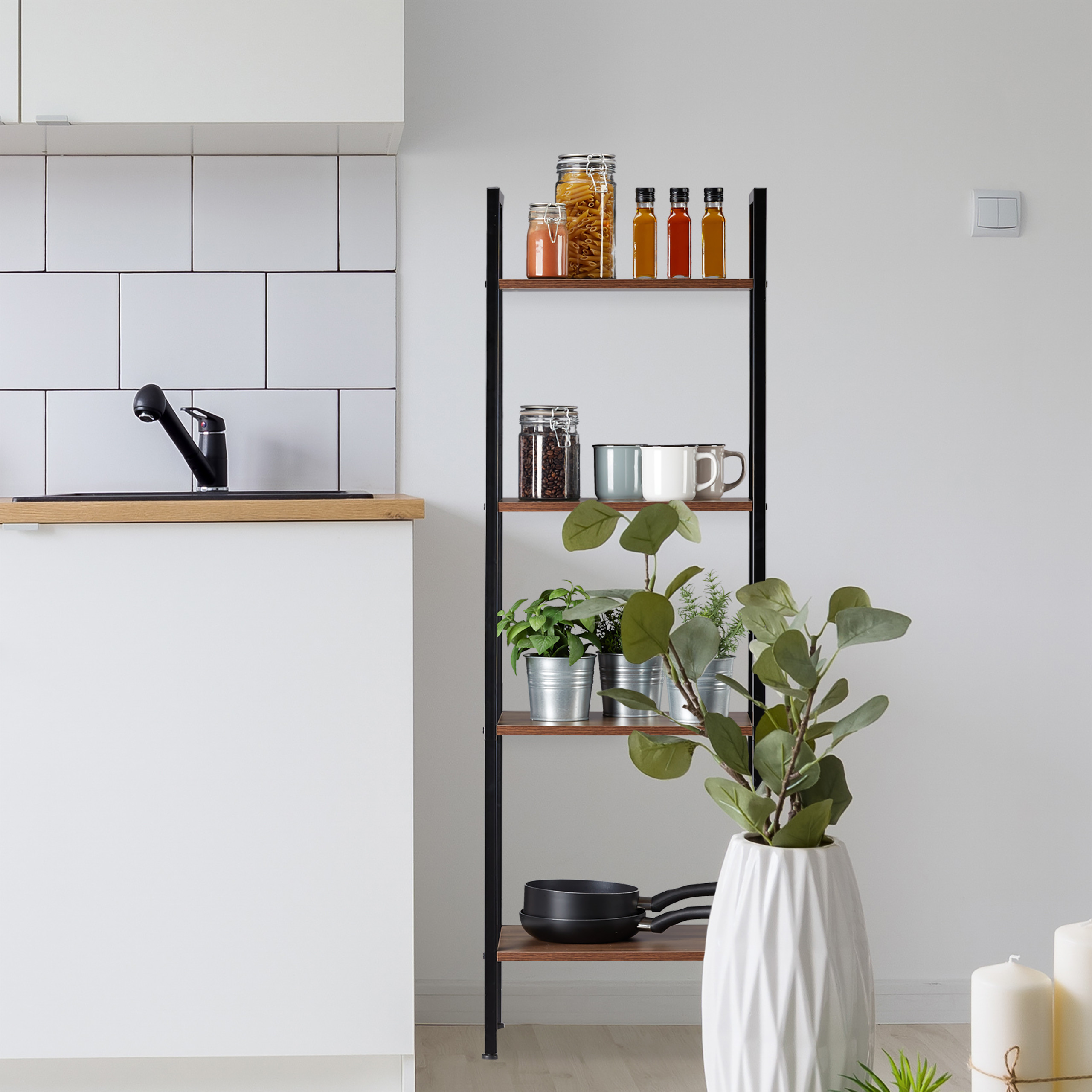 Moderne Küche mit weißem Schrank, schwarzem Regal mit Vorratsdosen und Pflanzen, Waschbecken und weißen Fliesen.
