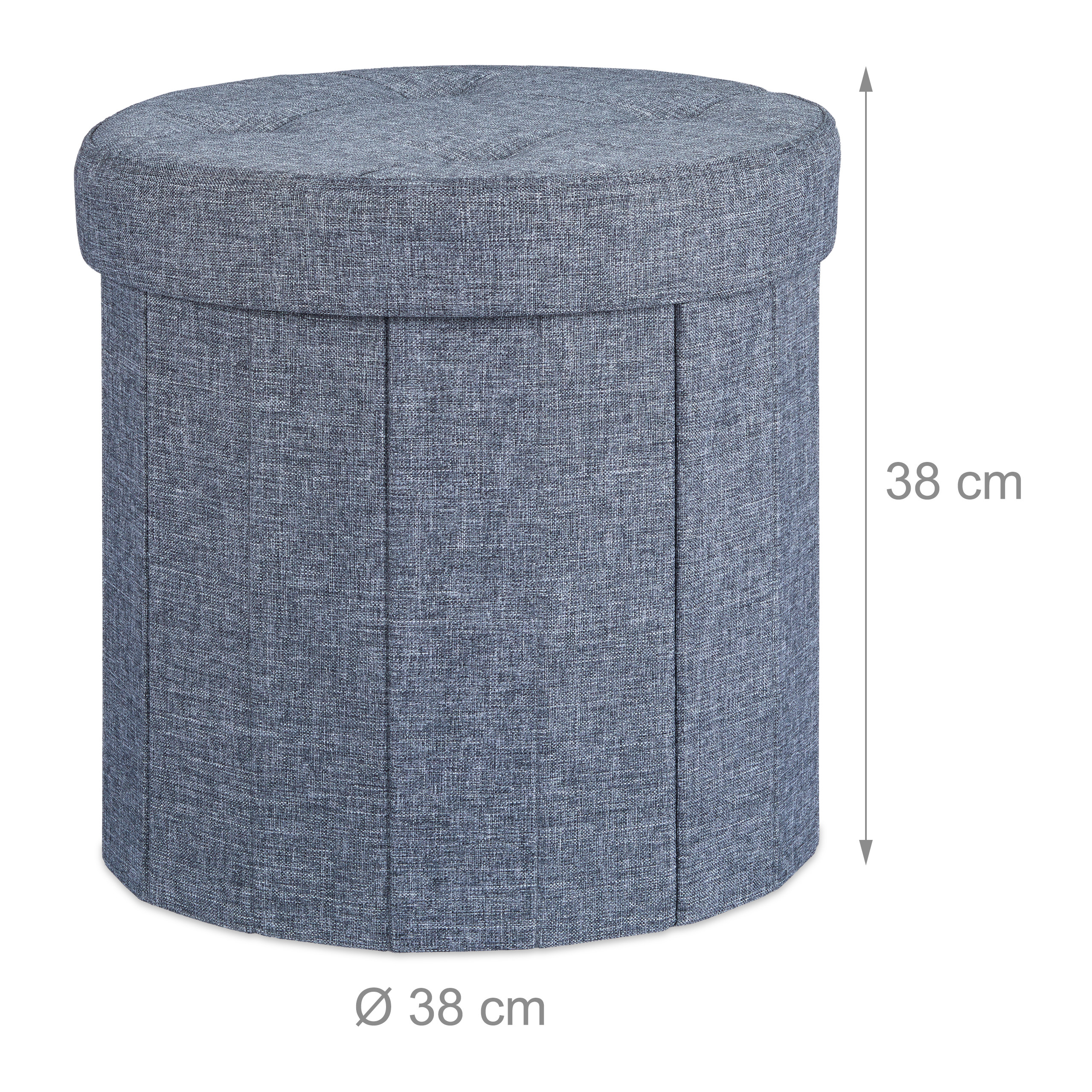 Grauer, runder Stoffhocker mit Tufting-Deckel, 38 cm hoch und 38 cm im Durchmesser, freigestellt auf weißem Hintergrund.
