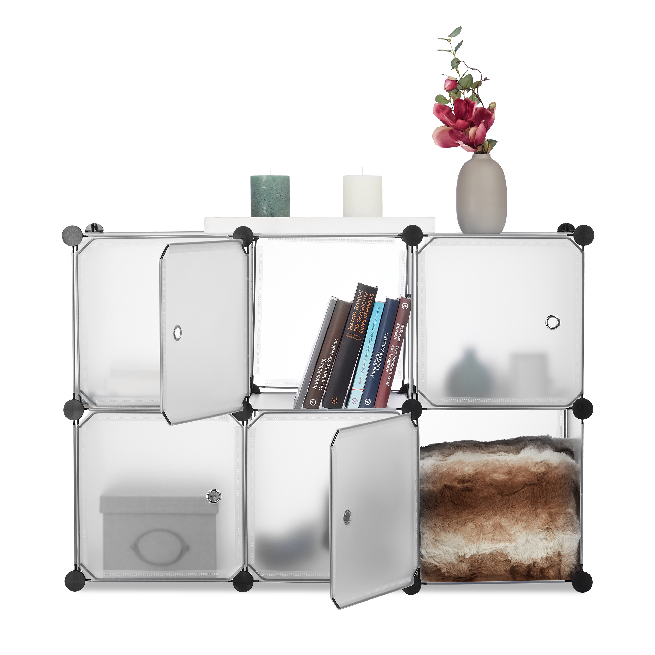 Modulares weißes Kunststoff-Regalsystem mit sechs Fächern, dekoriert mit Büchern, einer Decke und einer Blumenvase.