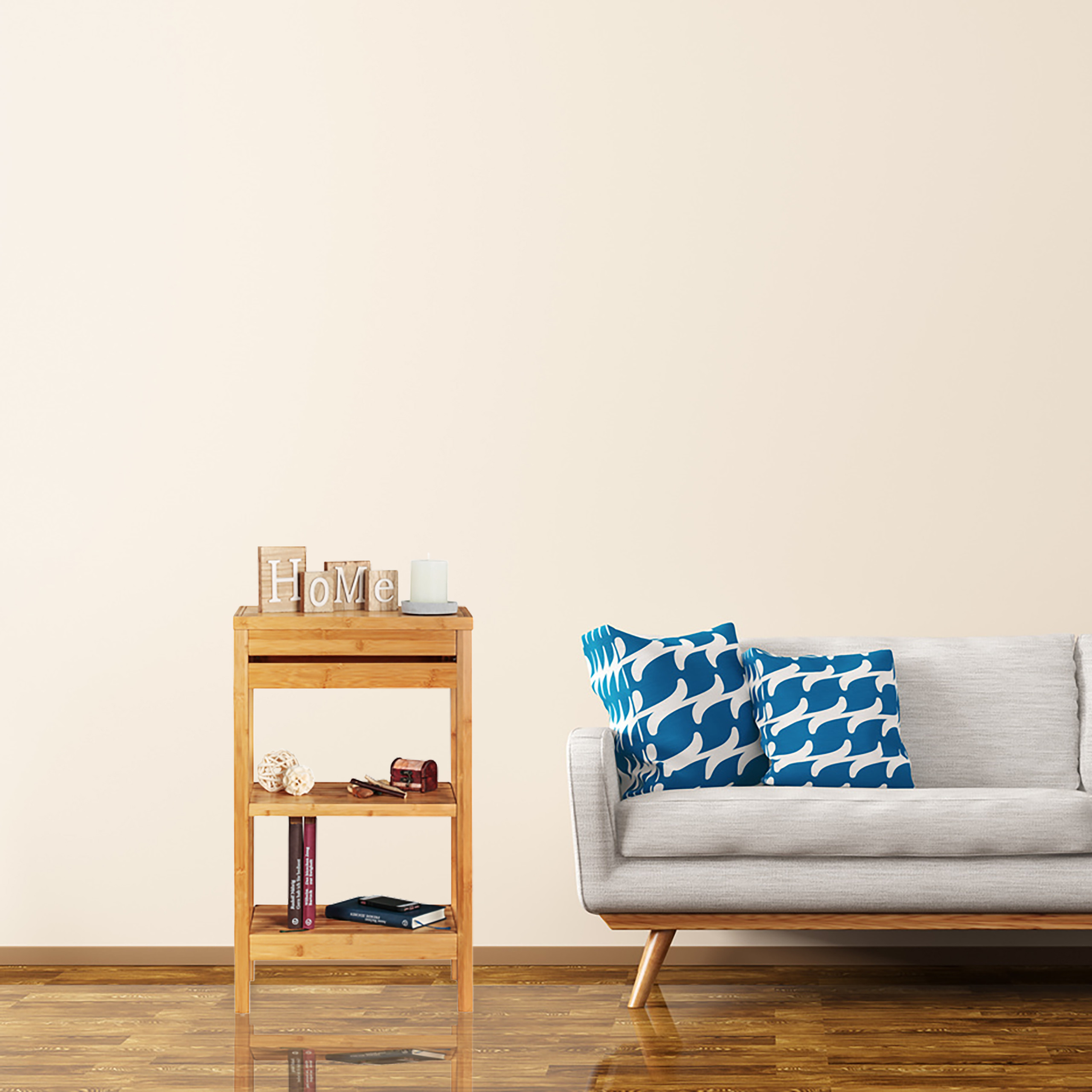 Ein holzfarbenes Regal mit Deko und Büchern steht neben einem hellgrauen Sofa mit blau-weißen Kissen vor einer Wand.