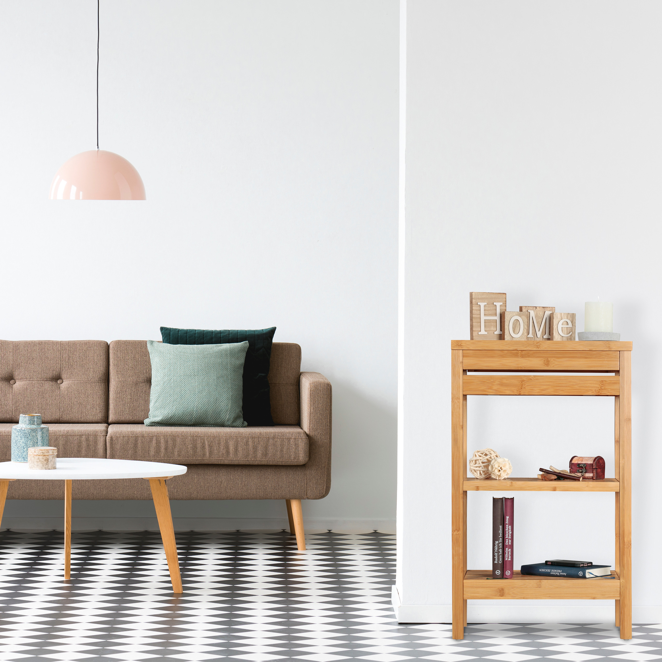Ein Wohnzimmer mit braunem Sofa, weißem Tisch, Holzregal und schwarz-weißem Schachbrettboden.