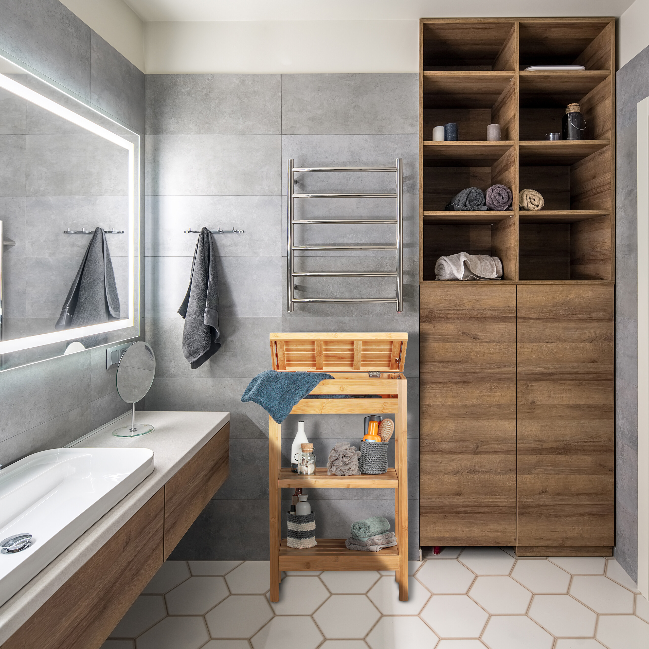 Badezimmer mit Waschbecken, beleuchtetem Spiegel, Bambusregal, Handtuchhalter und großem Holzwandschrank.