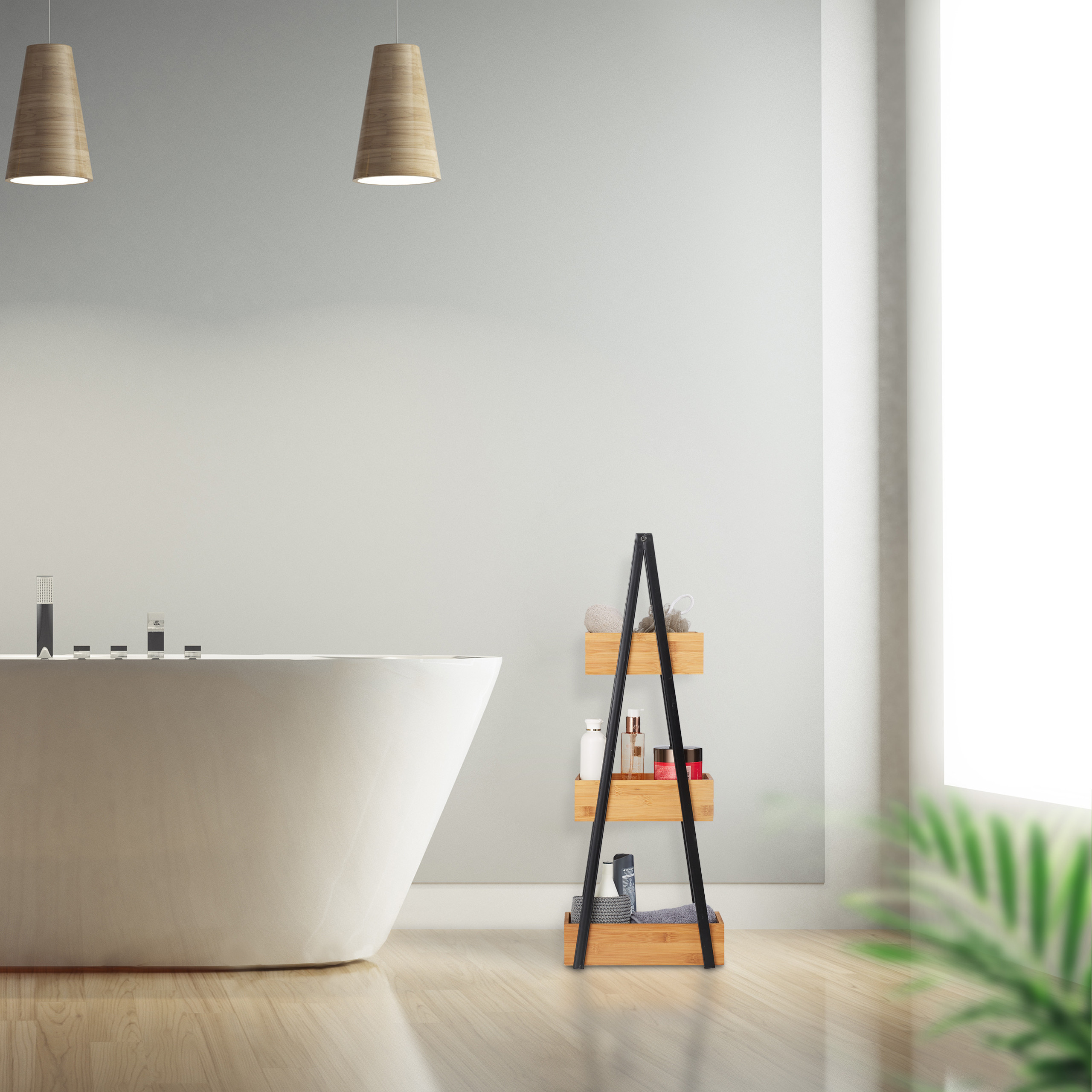 Moderne Badezimmer mit freistehender Badewanne, Holzregal, Hängeleuchten und Zimmerpflanze.