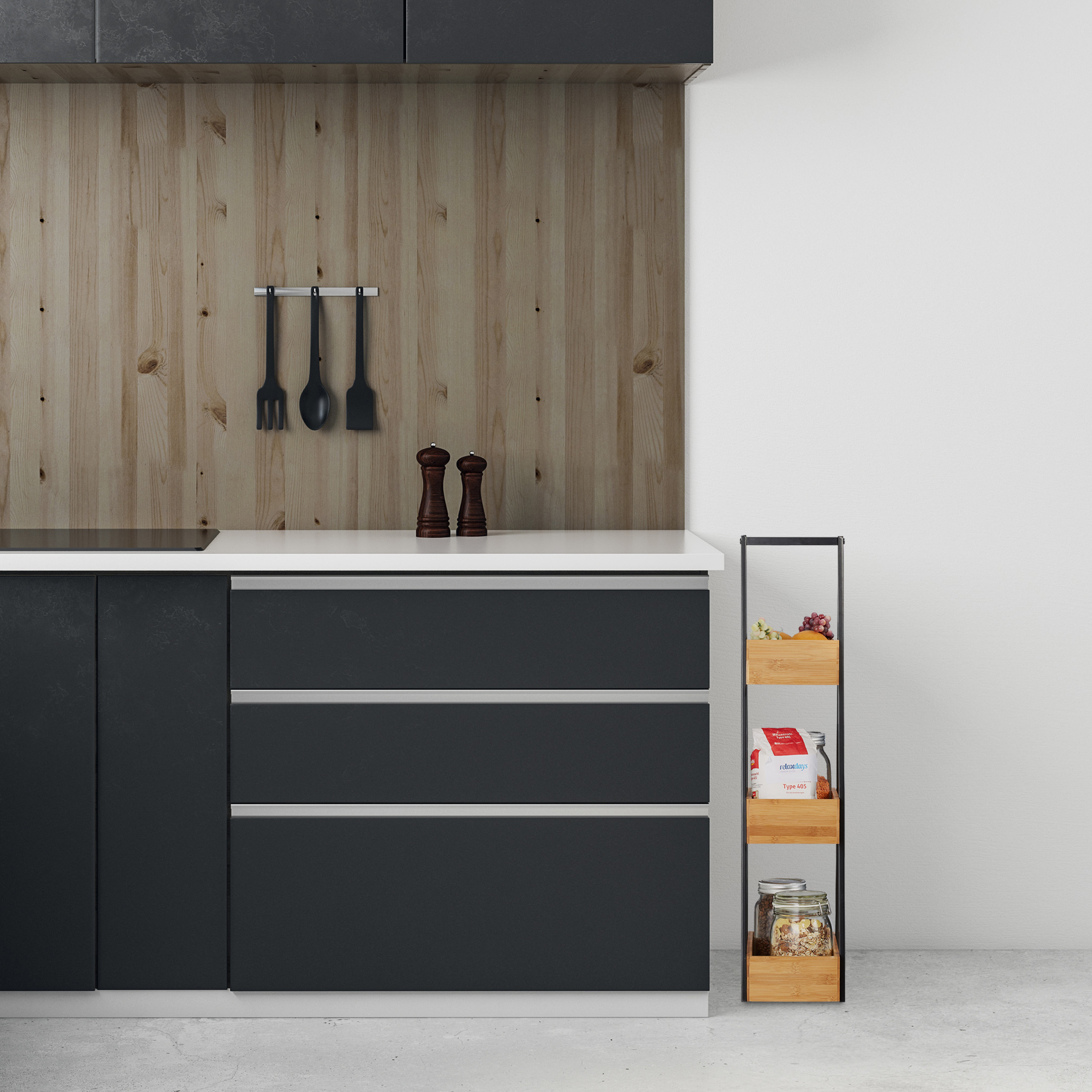 Eine moderne Küche mit dunklen Schränken, einer Holzrückwand und einem hohen Rollwagen aus Holz neben der Theke.