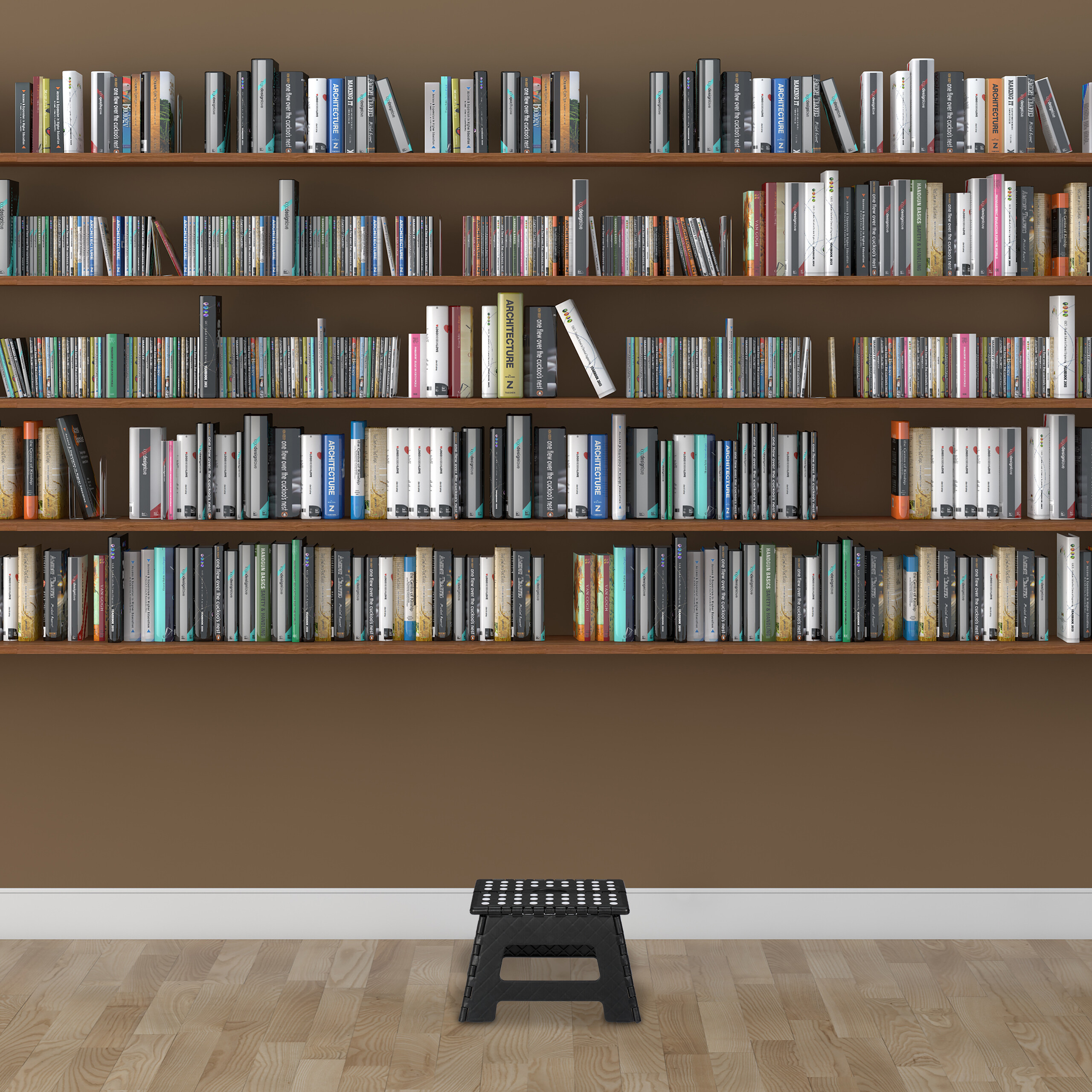 Ein raumhohes Bücherregal voller verschiedener Bücher, davor ein kleiner schwarzer Hocker auf Holzboden.
