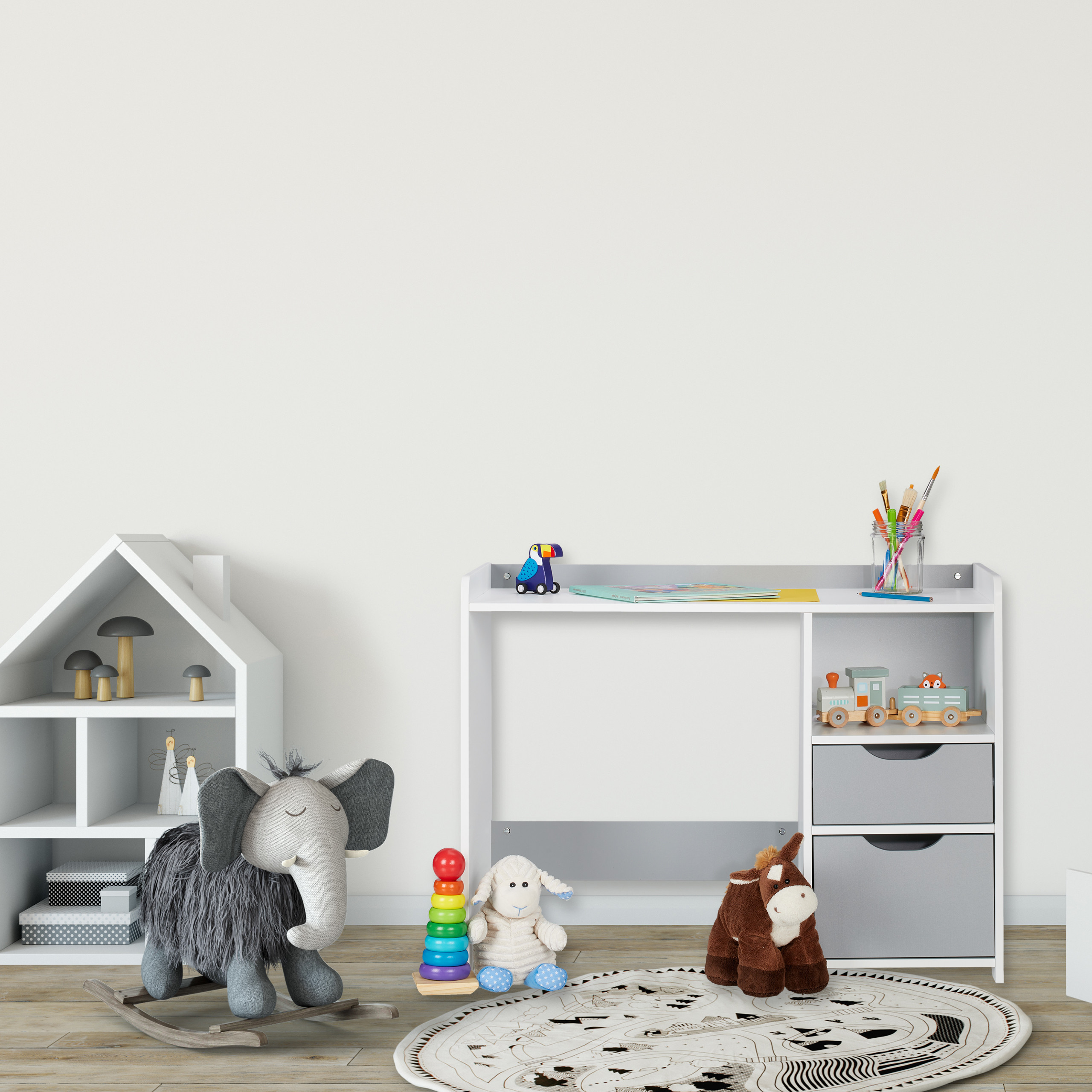 Kinderzimmer mit weißem Schreibtisch, Spielzeugaufbewahrung, Stofftieren, Puppenhaus und rundem Teppich.