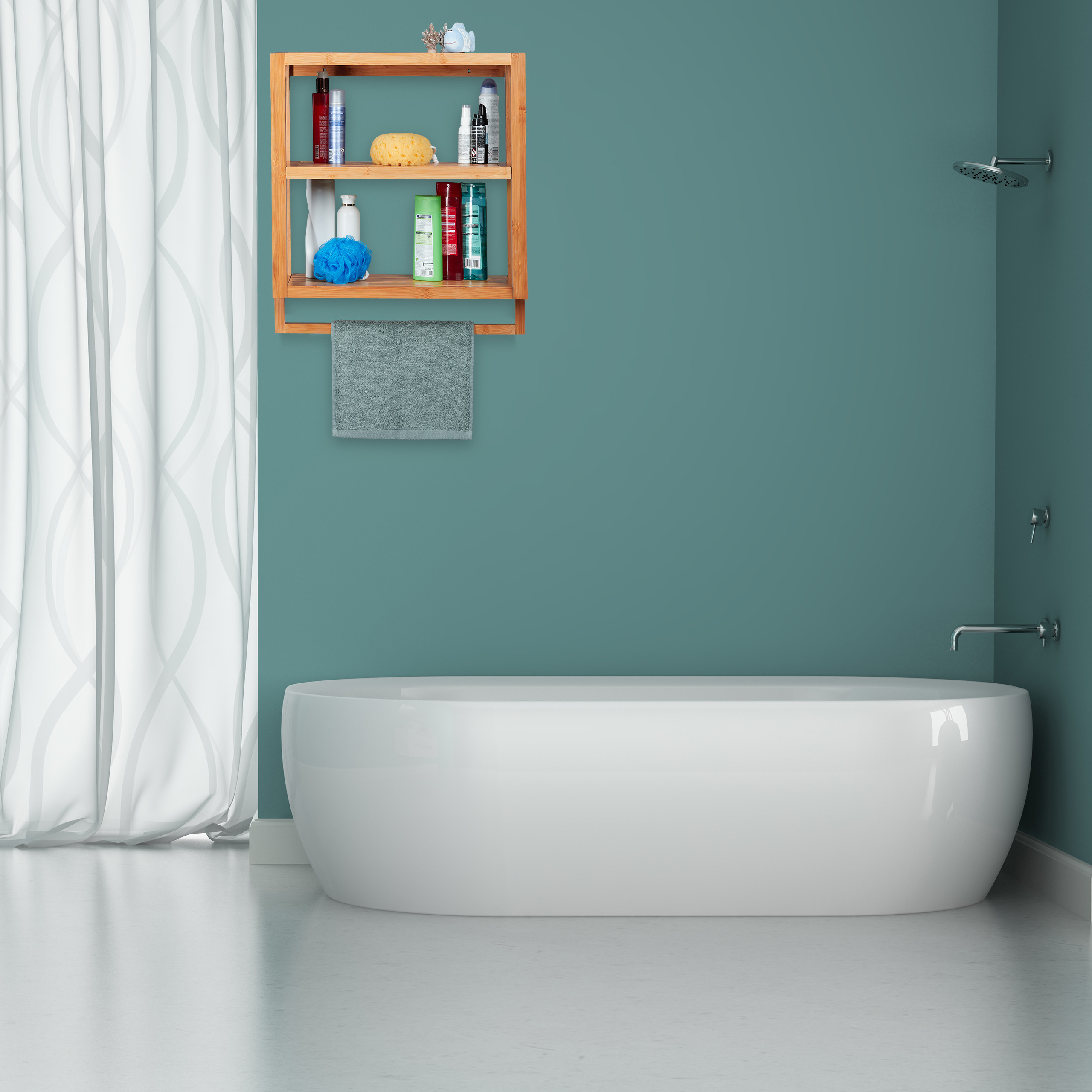 Eine weiße Badewanne vor einer türkisen Wand mit einem Holzwandregal, Pflegeprodukten und einem grauen Handtuch.