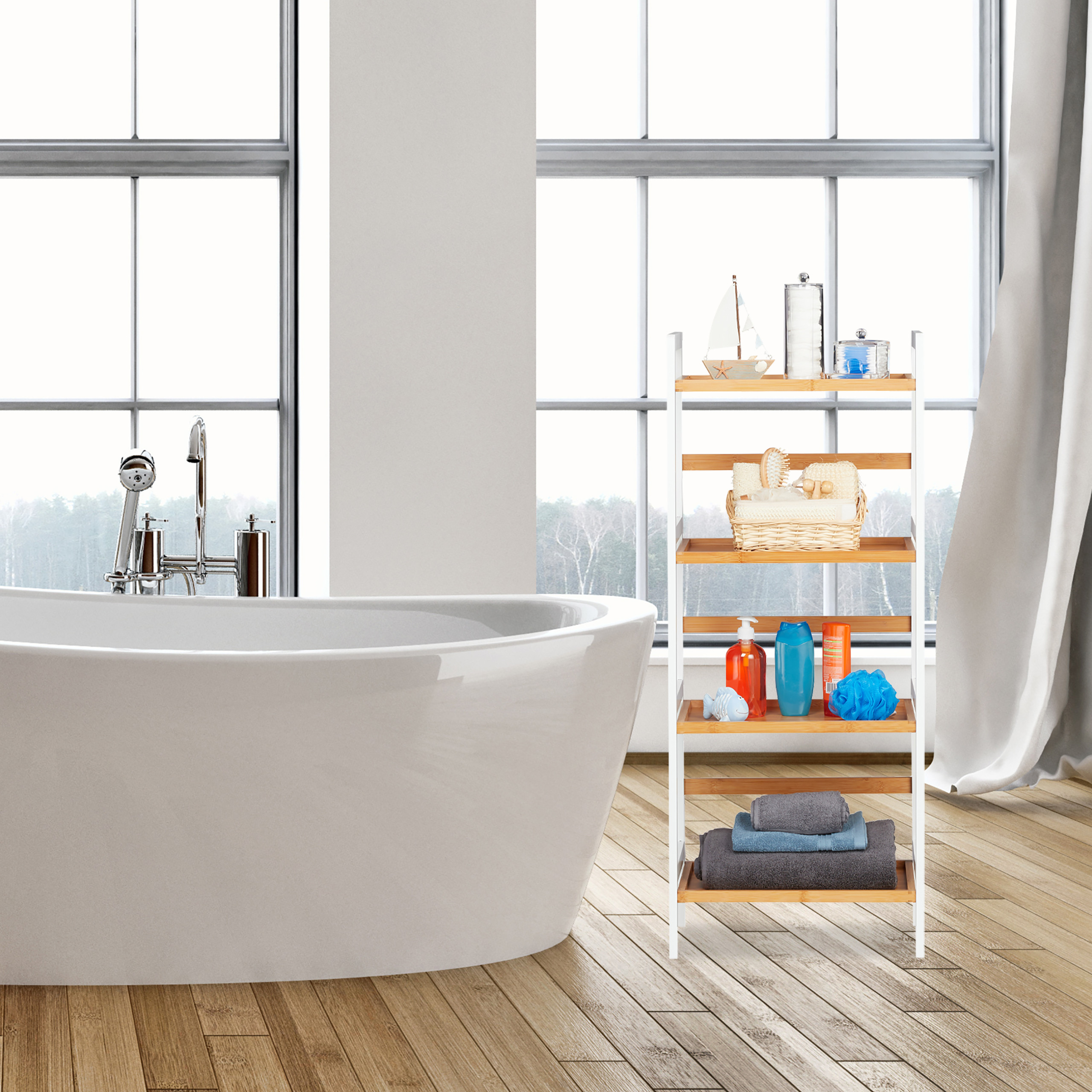 Ein modernes Badezimmer mit einer weißen freistehenden Badewanne, Holzregal mit Pflegeprodukten und großen Fenstern.