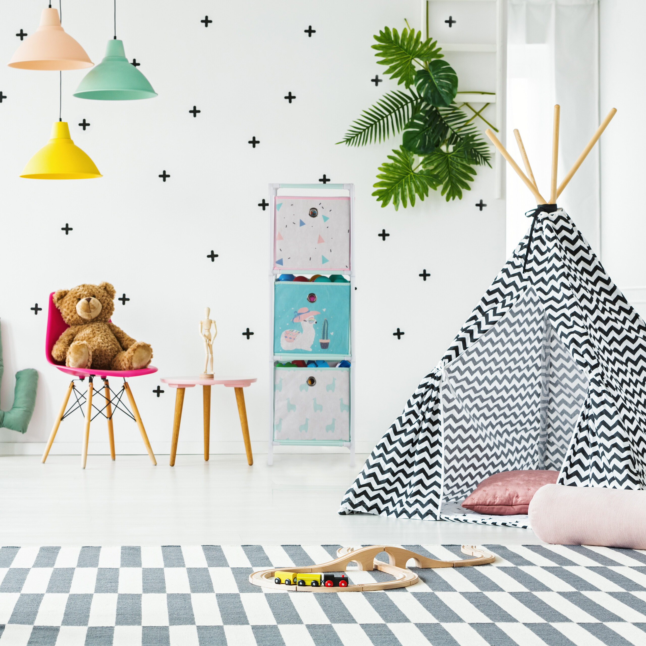 Buntes Kinderzimmer mit Tipi-Zelt, Teddybär auf rosa Stuhl, Spielzeugkiste und Holzspielzeug auf gestreiftem Teppich.