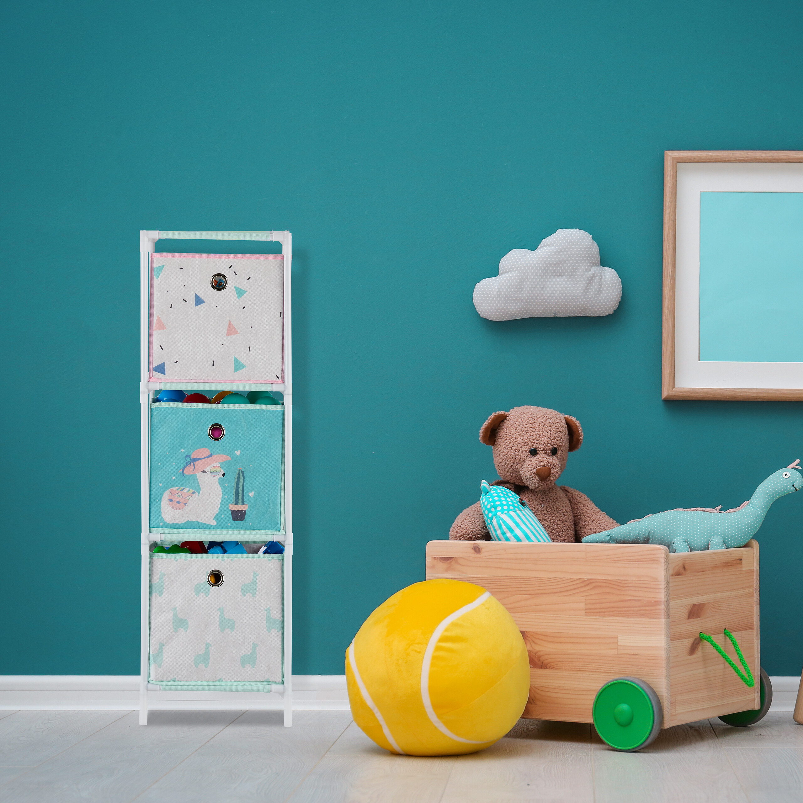 Ein Kinderzimmer mit einem Regal, Spielzeugkiste mit Kuscheltieren, gelbem Ball, Kissen in Wolkenform und Bilderrahmen.