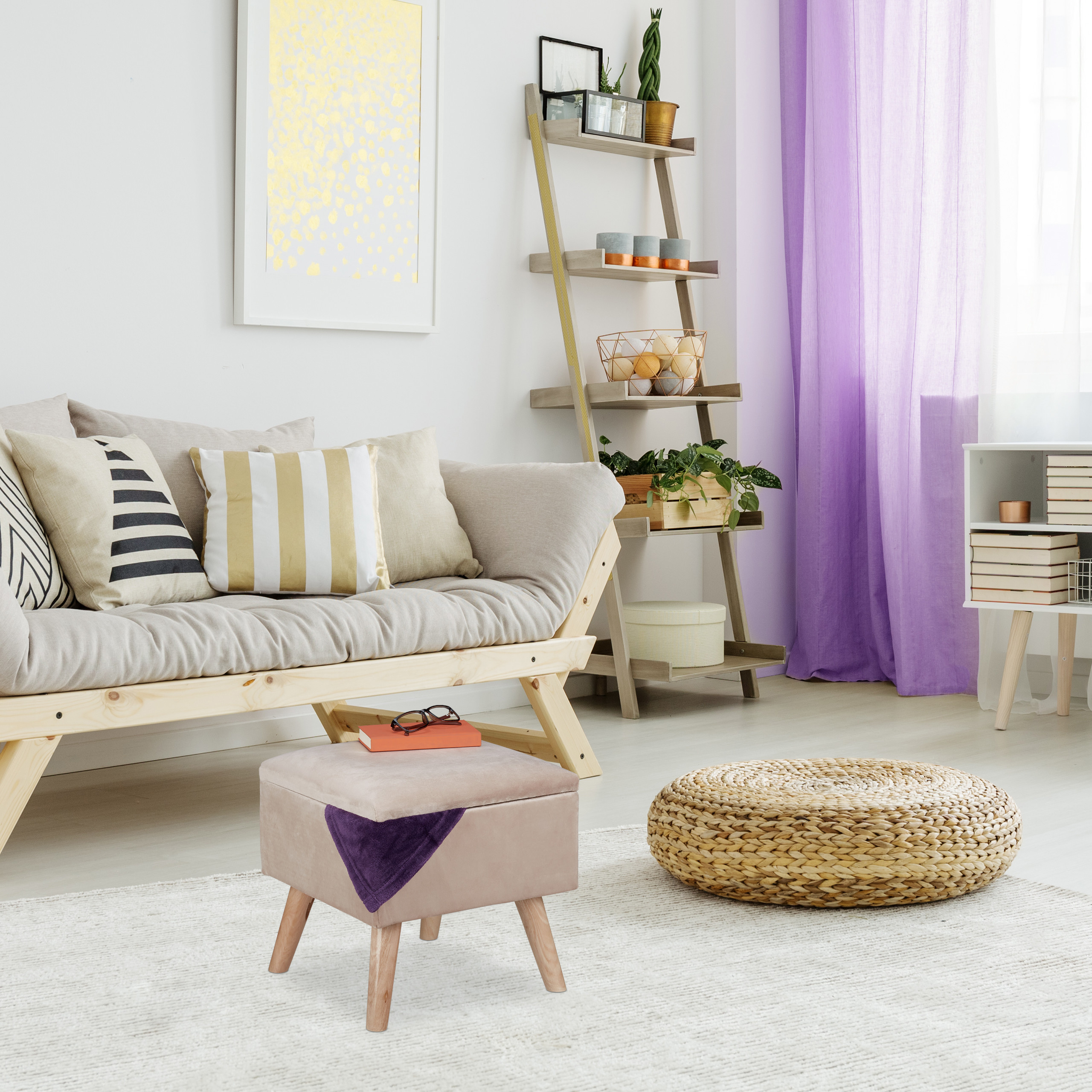 Gemütliches Wohnzimmer mit beigem Sofa, Mustekissen, lilafarbenem Vorhang, Holzregal und rundem Hocker auf hellem Teppich.