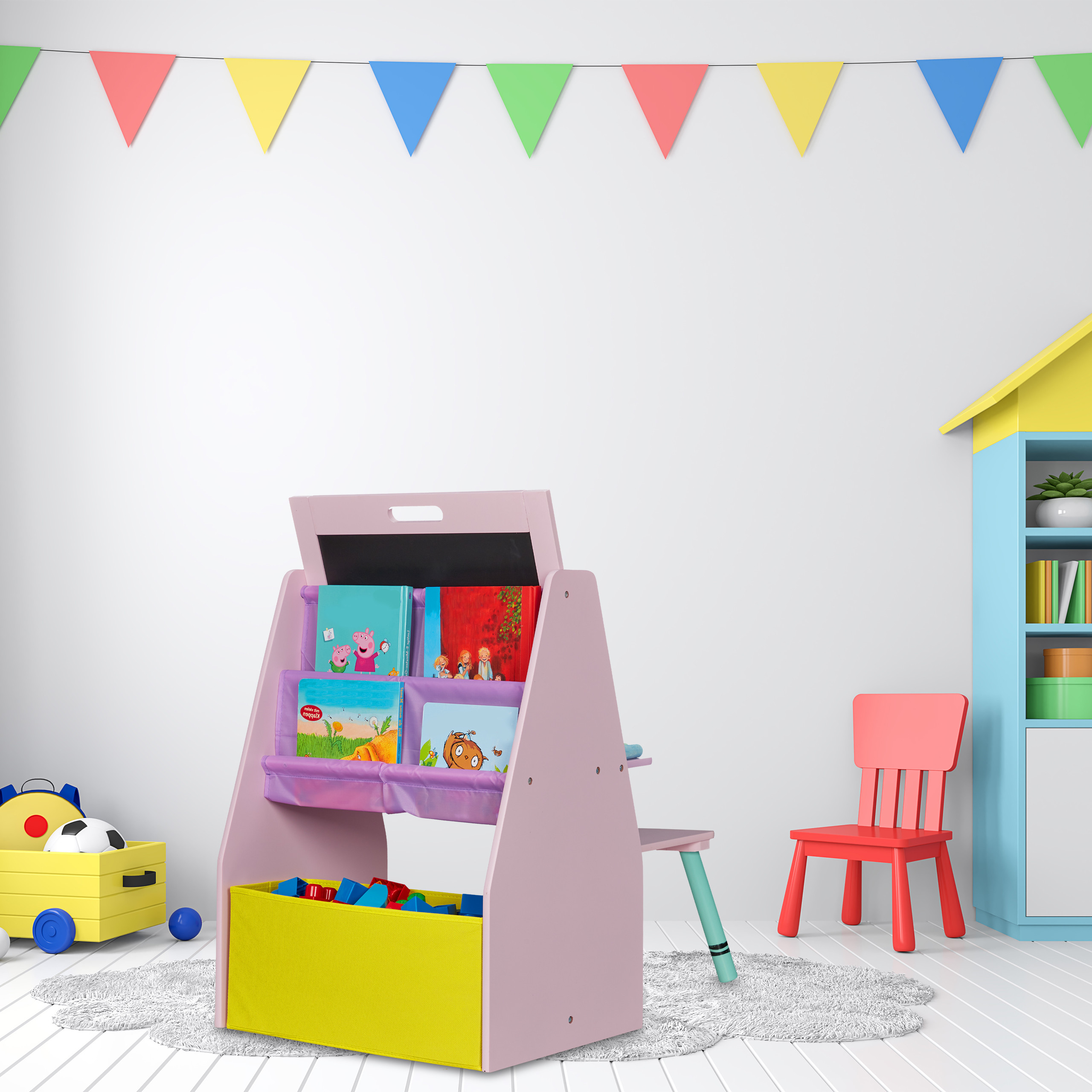 Buntes Kinderzimmer mit rosa Bücherregal, rotem Stuhl, blauem Schrank und farbigen Girlanden an der weißen Wand.