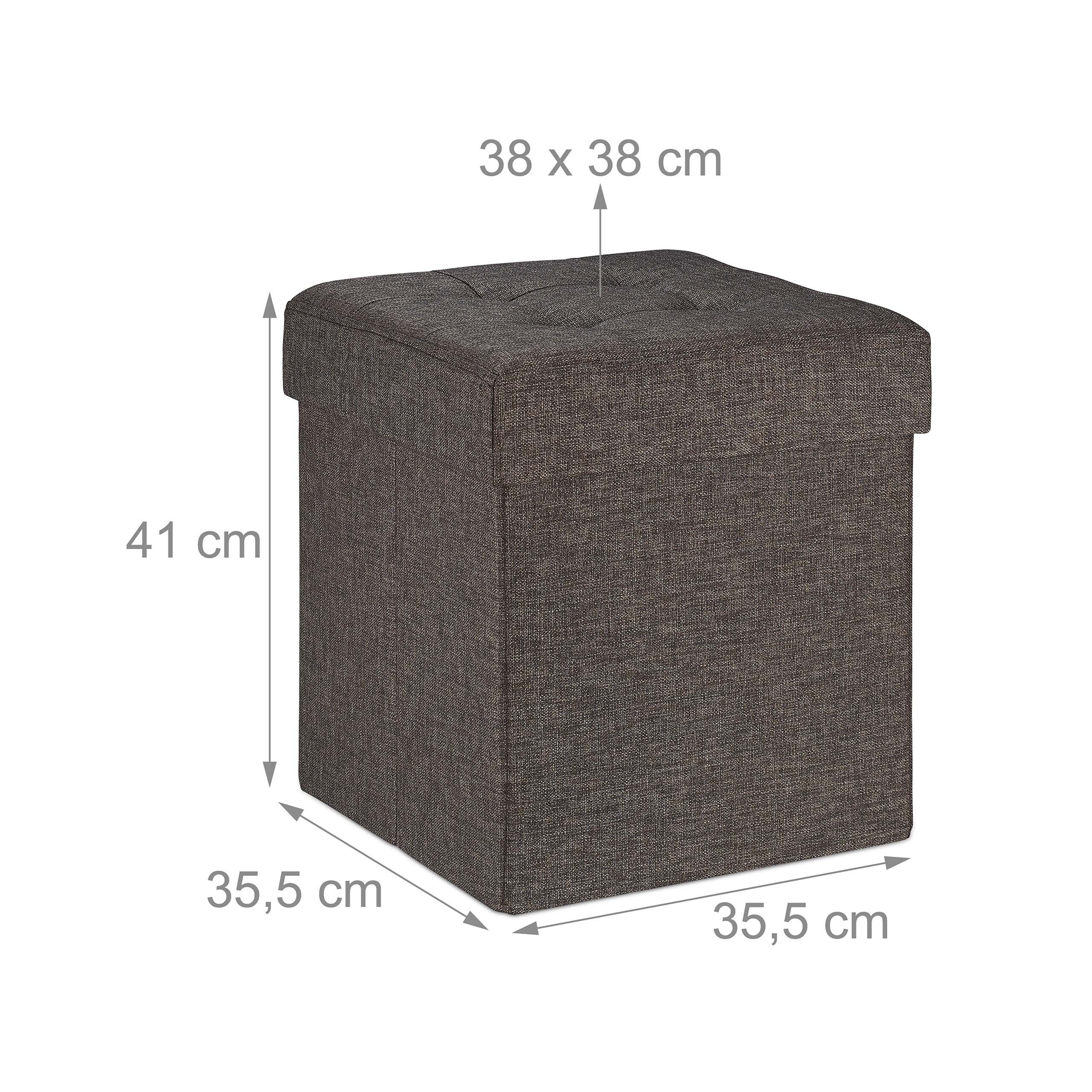 Dunkelbrauner Stoff-Hocker mit Maßen 38x38 cm oben, 35,5x35,5 cm unten und 41 cm Höhe vor weißem Hintergrund.