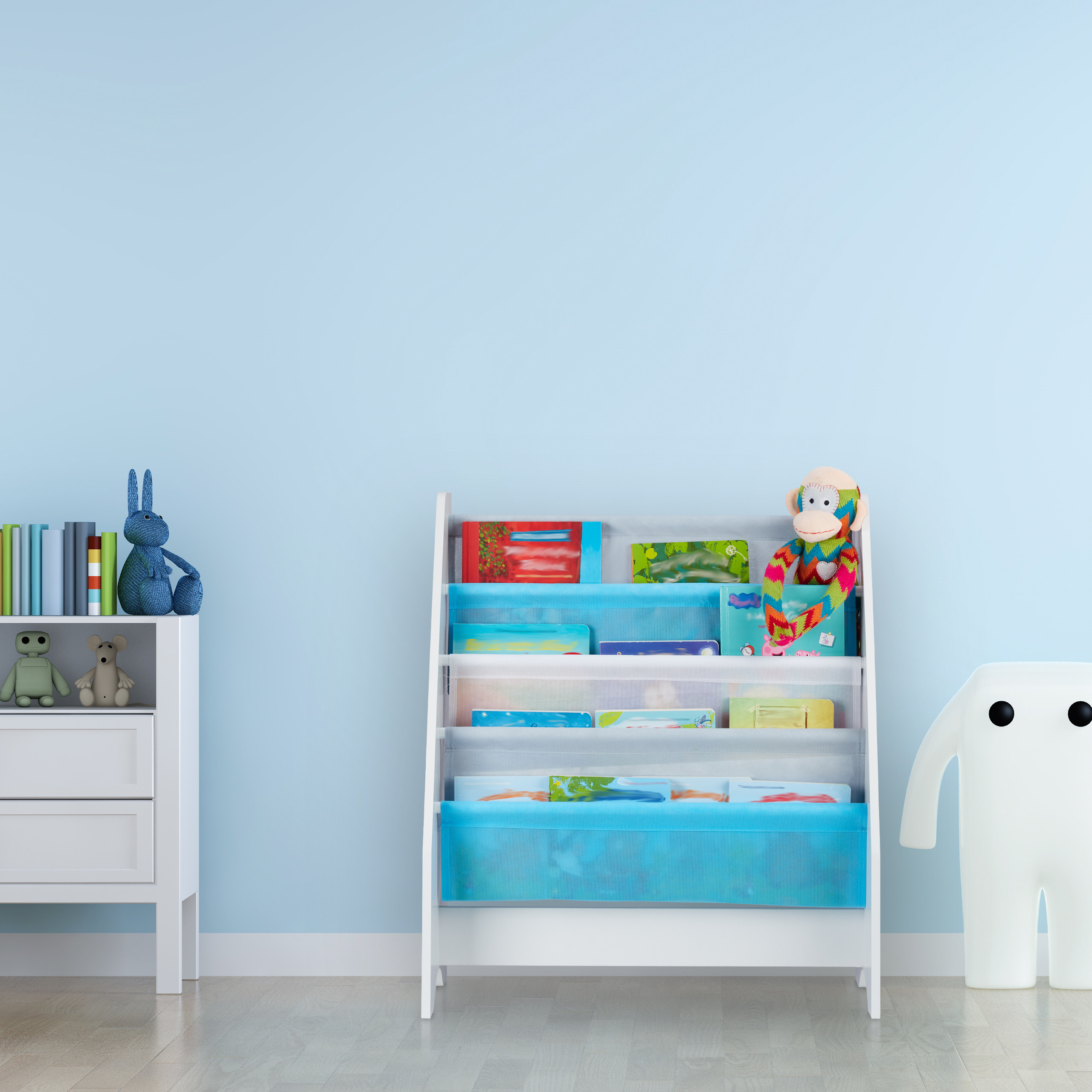 Ein Kinderzimmer mit hellblauer Wand, weißer Kommode, Bücherregal mit Spielzeug und einer weißen Tierfigur.