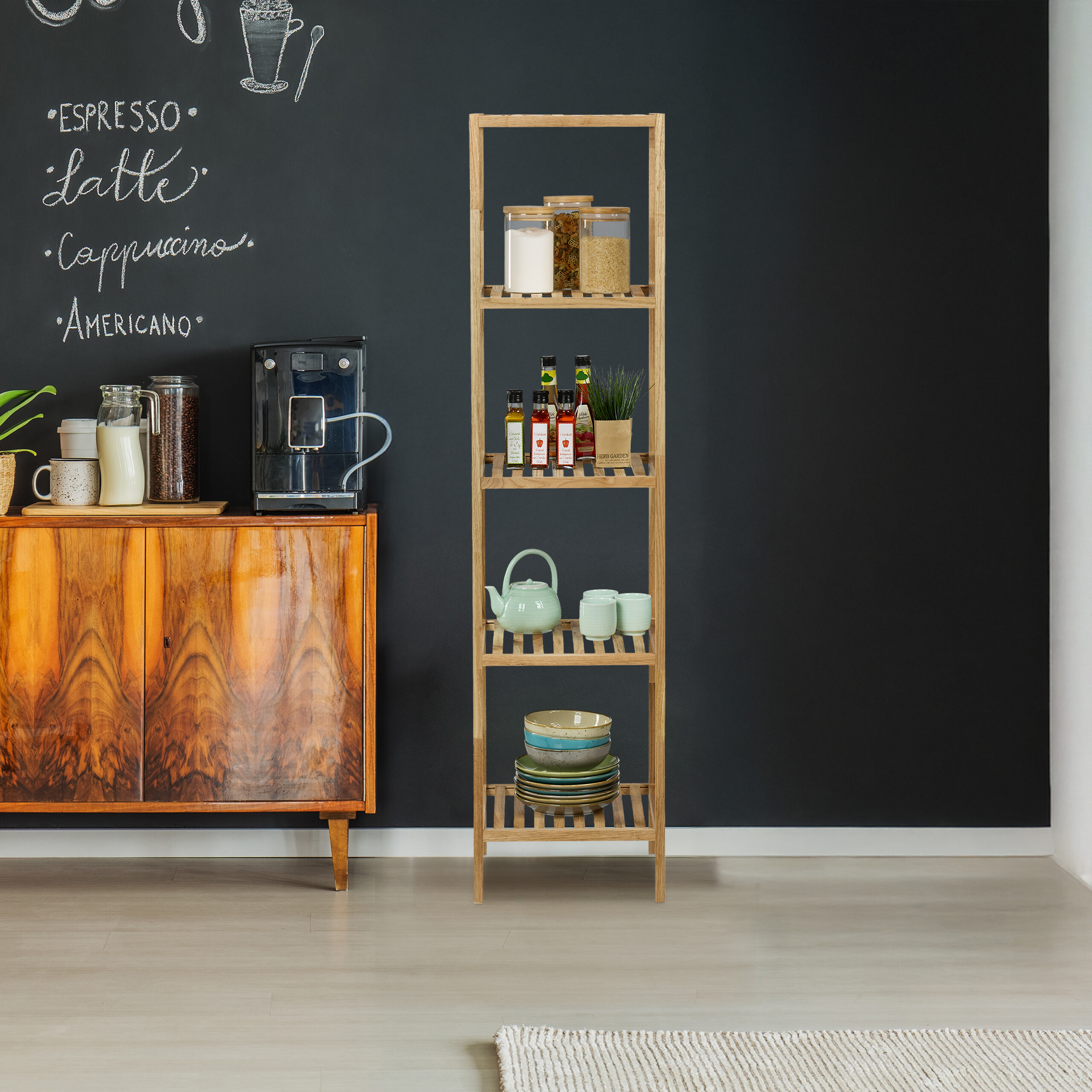 Ein hölzernes Regal mit Vorratsdosen und Geschirr steht neben einer Kommode vor einer schwarzen Wand mit Kaffeekarte.