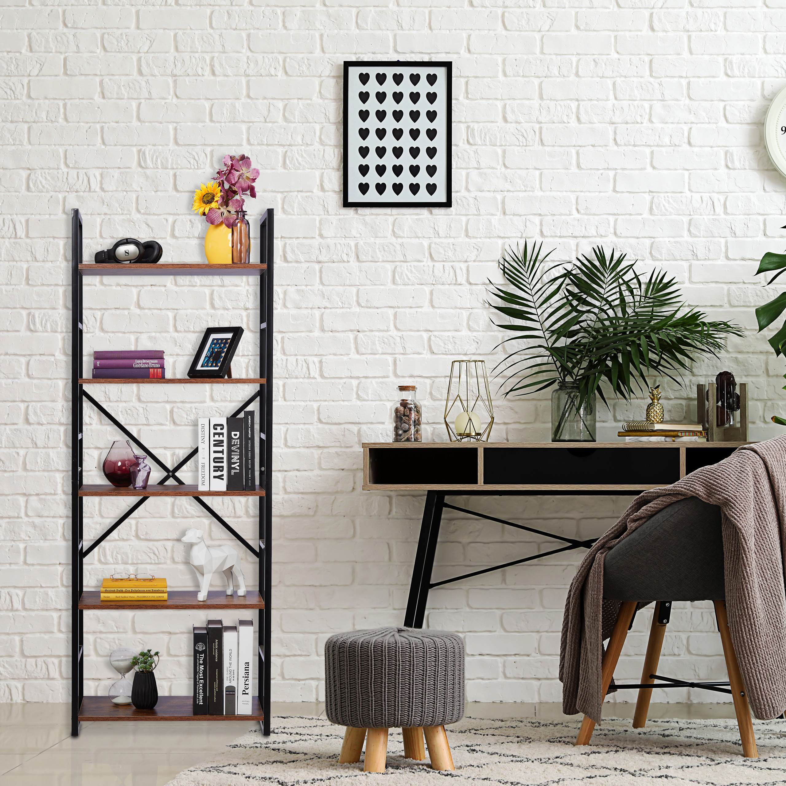 Ein Homeoffice mit weißer Backsteinwand, schwarzem Regal, Schreibtisch, grauem Stuhl, Hocker und Pflanzen.