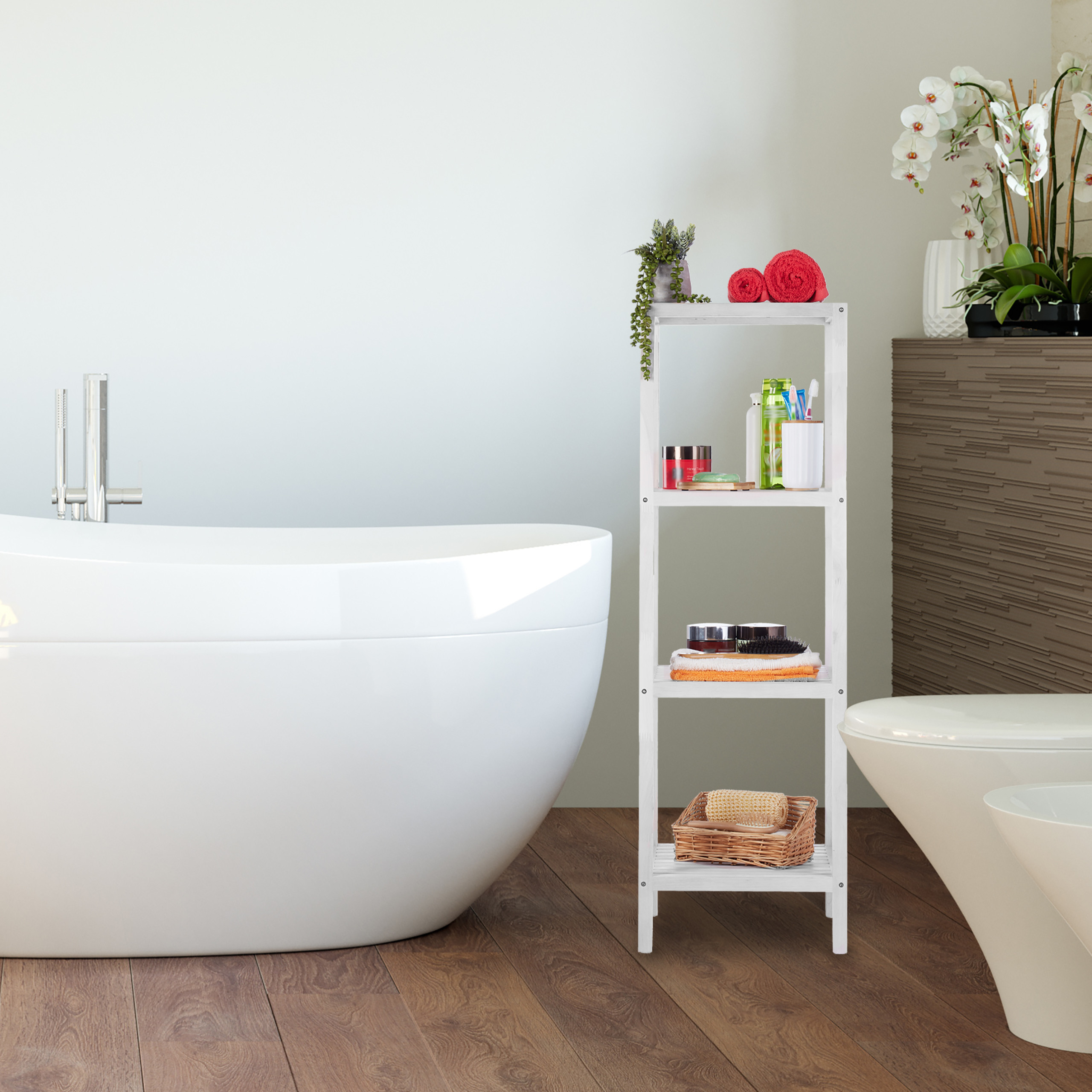 Modernes Badezimmer mit weißer Badewanne, Toiletten, Holzregal mit Badutensilien und Blumen auf dem Schrank.