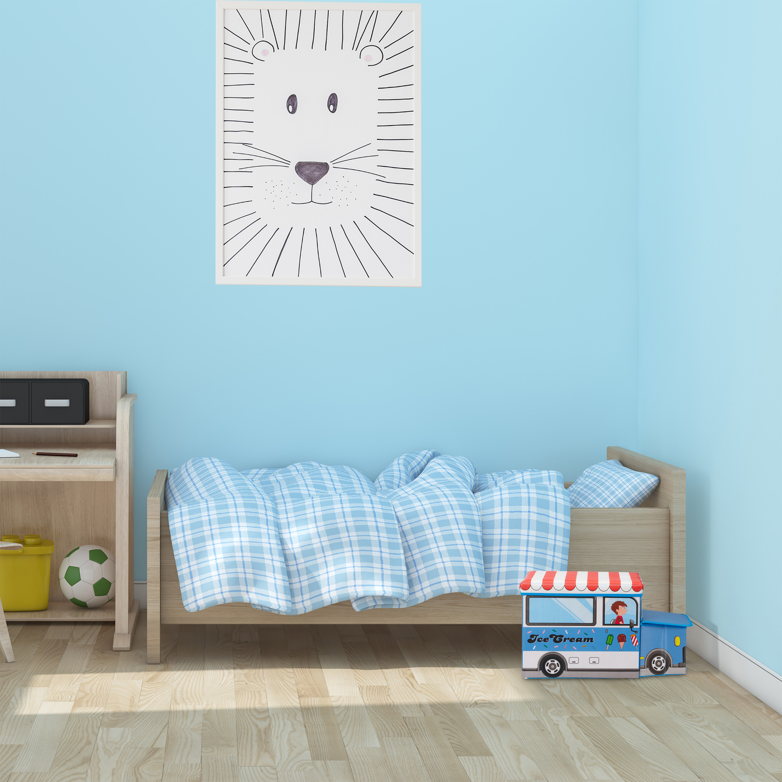 Kinderzimmer mit blauem Plaid-Bett, Löwenbild an hellblauer Wand, Holzboden und Spielzeug.