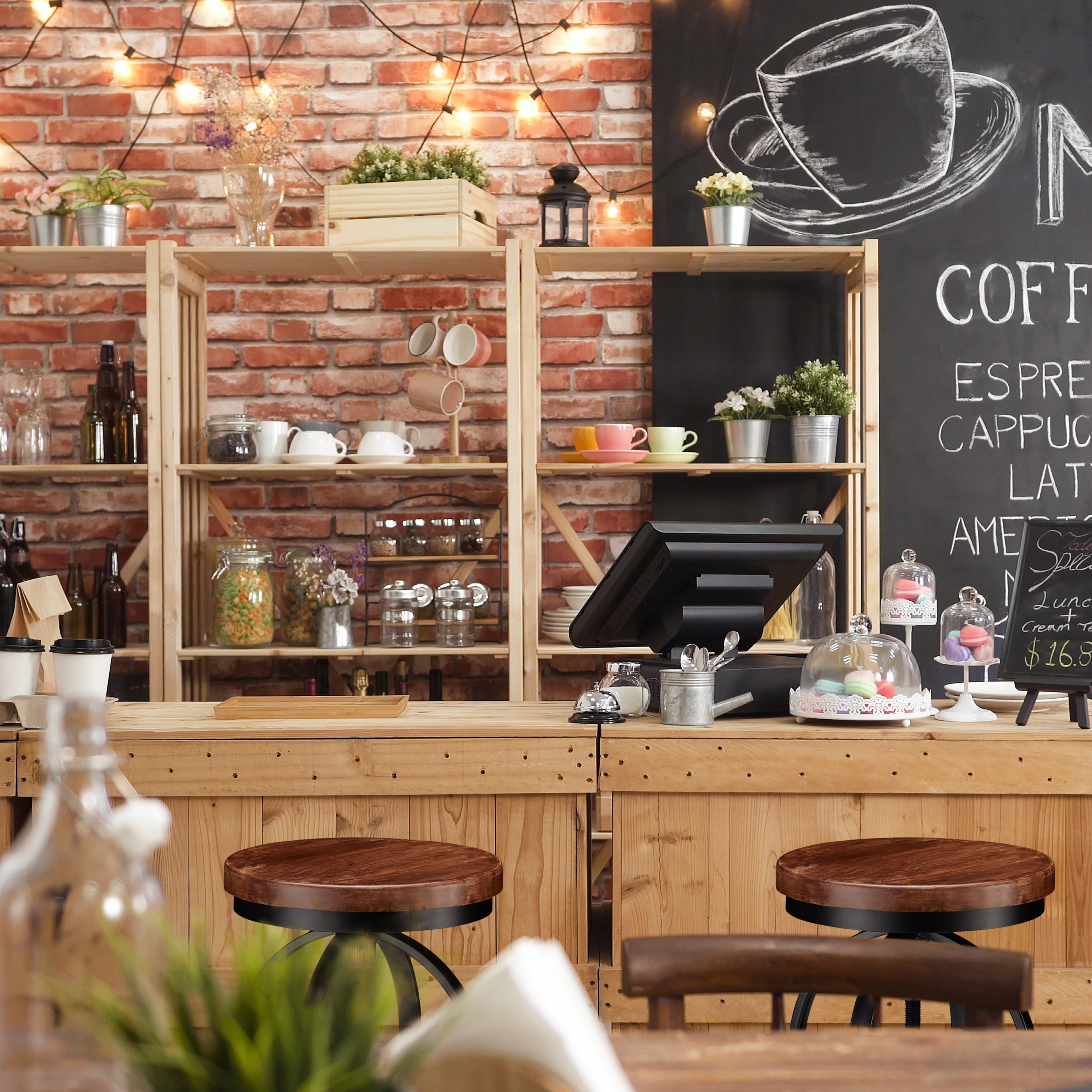 Eine rustikale Kaffeebar mit Holzhockern, Tassenregalen und einer Wandtafel.