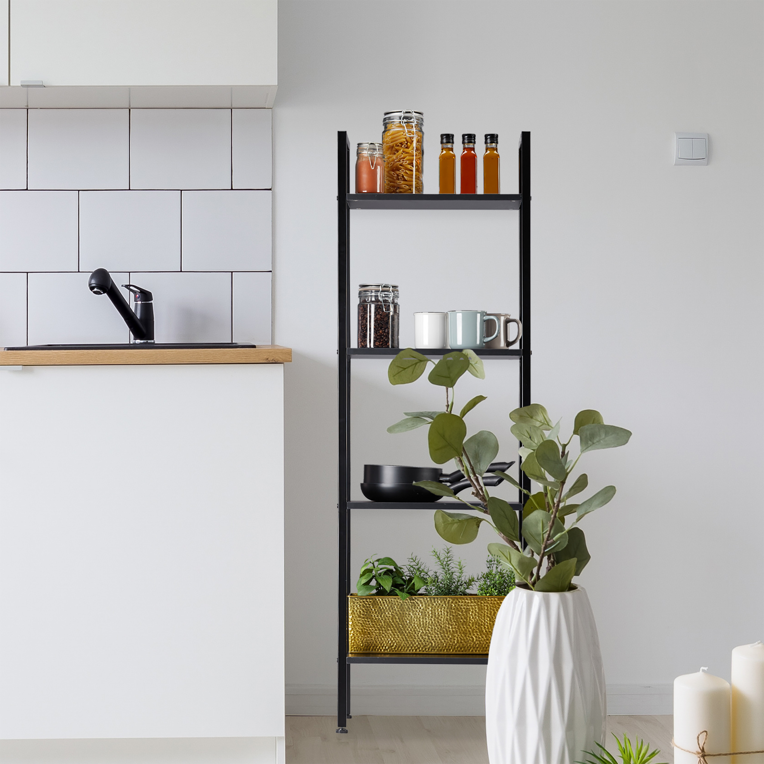 Ein schwarzes Metallregal mit Gläsern und Tassen neben einer weißen Theke mit Pflanze in weißer Vase.