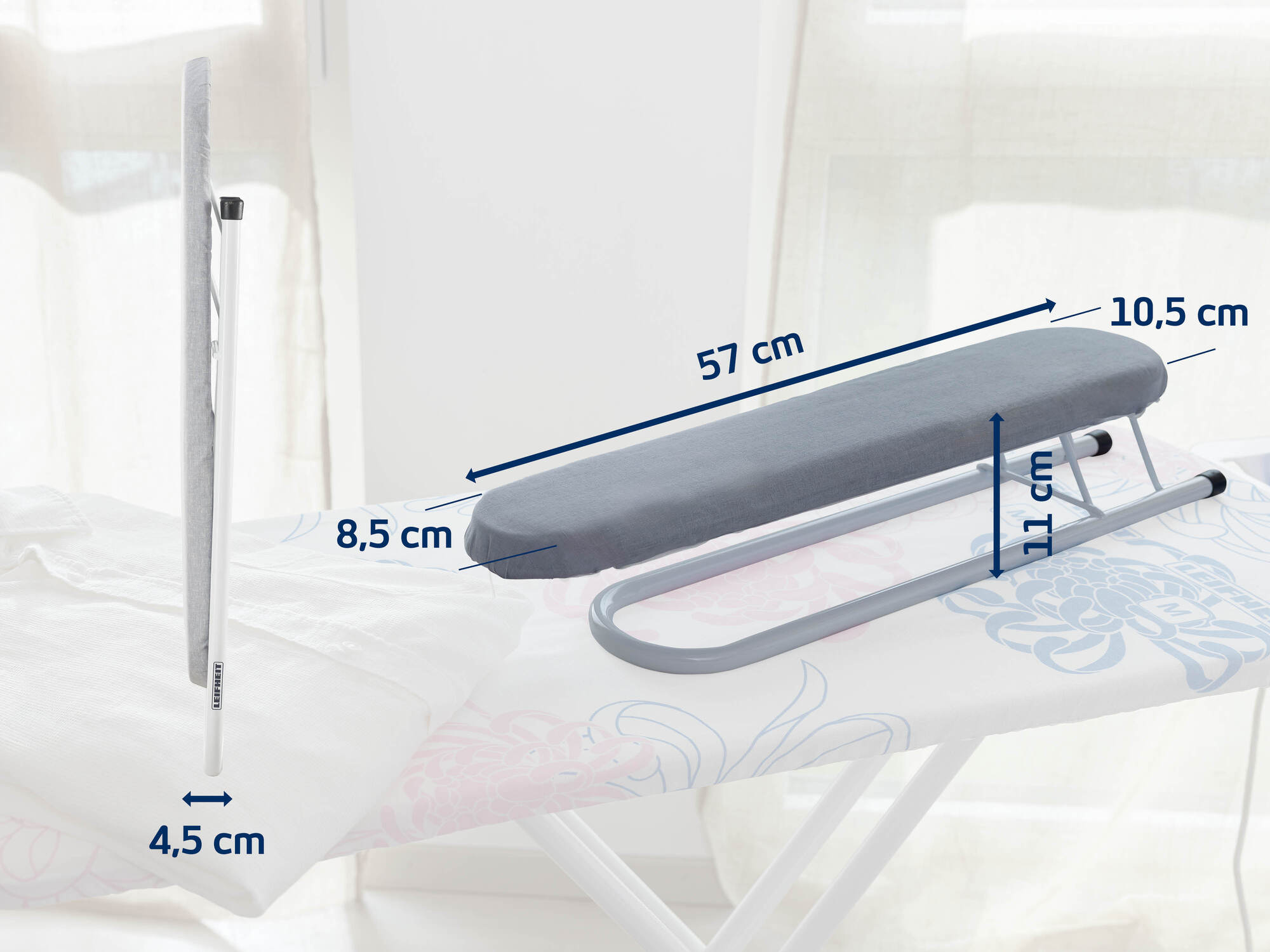 Piccolo asse da stiro per maniche grigio con dimensioni: 57 cm di lunghezza, 10,5 cm di larghezza, 11 cm di altezza.