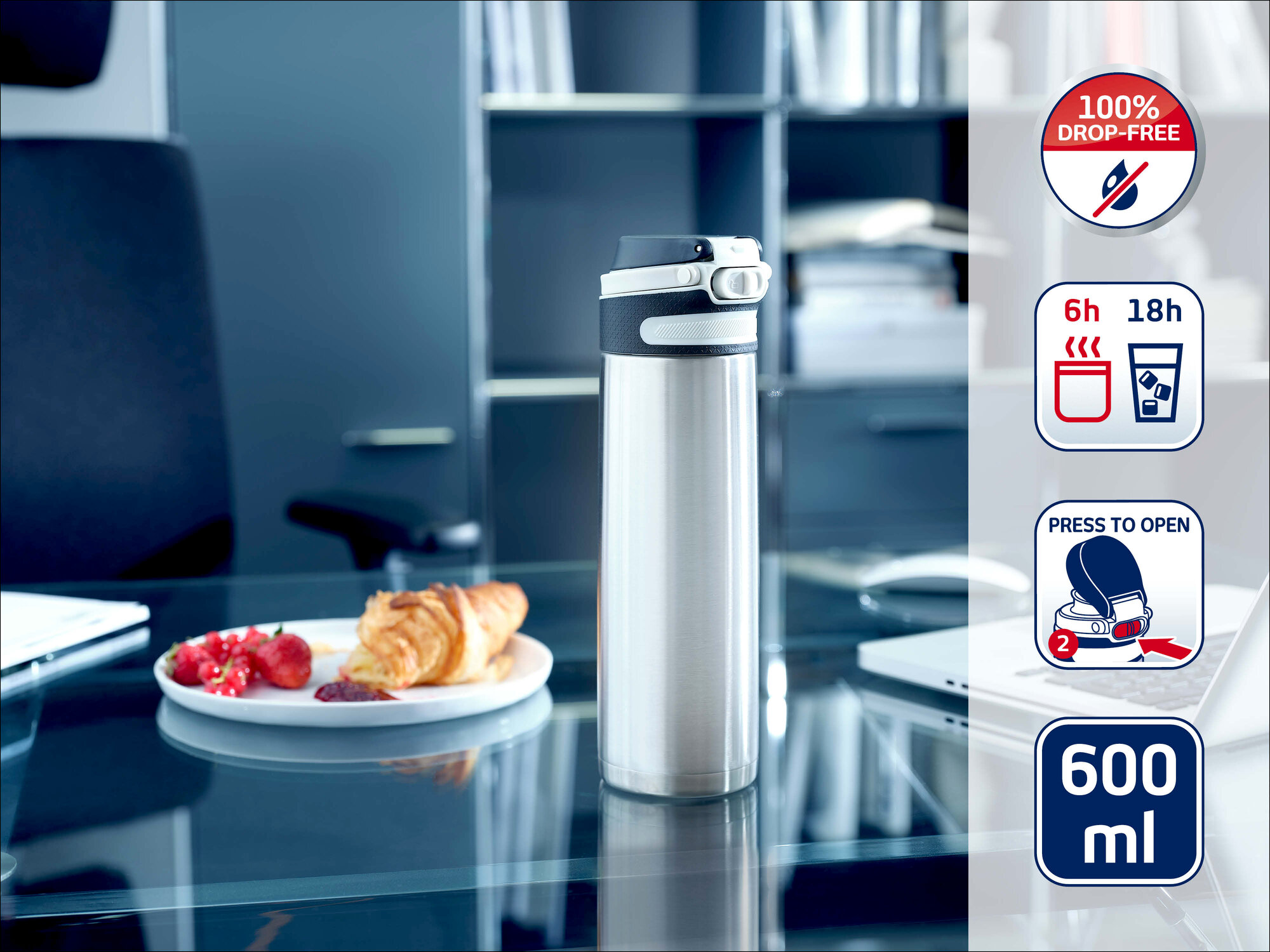 Edelstahl-Thermoskanne auf Schreibtisch neben Teller mit Croissant und Beeren. Funktionssymbole rechts.