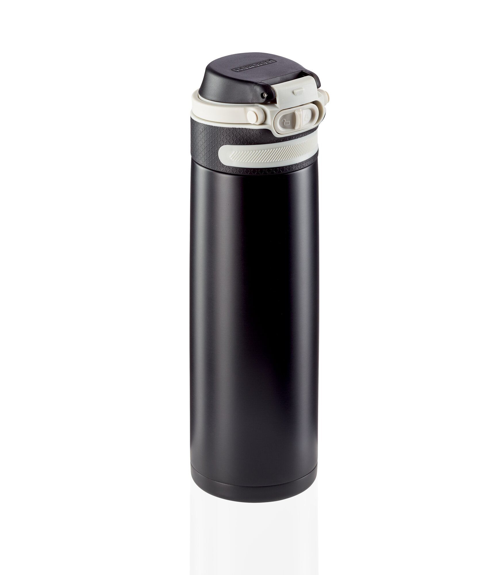 Schwarze Thermosflasche mit weißem Deckel und Verschlussmechanismus vor weißem Hintergrund.