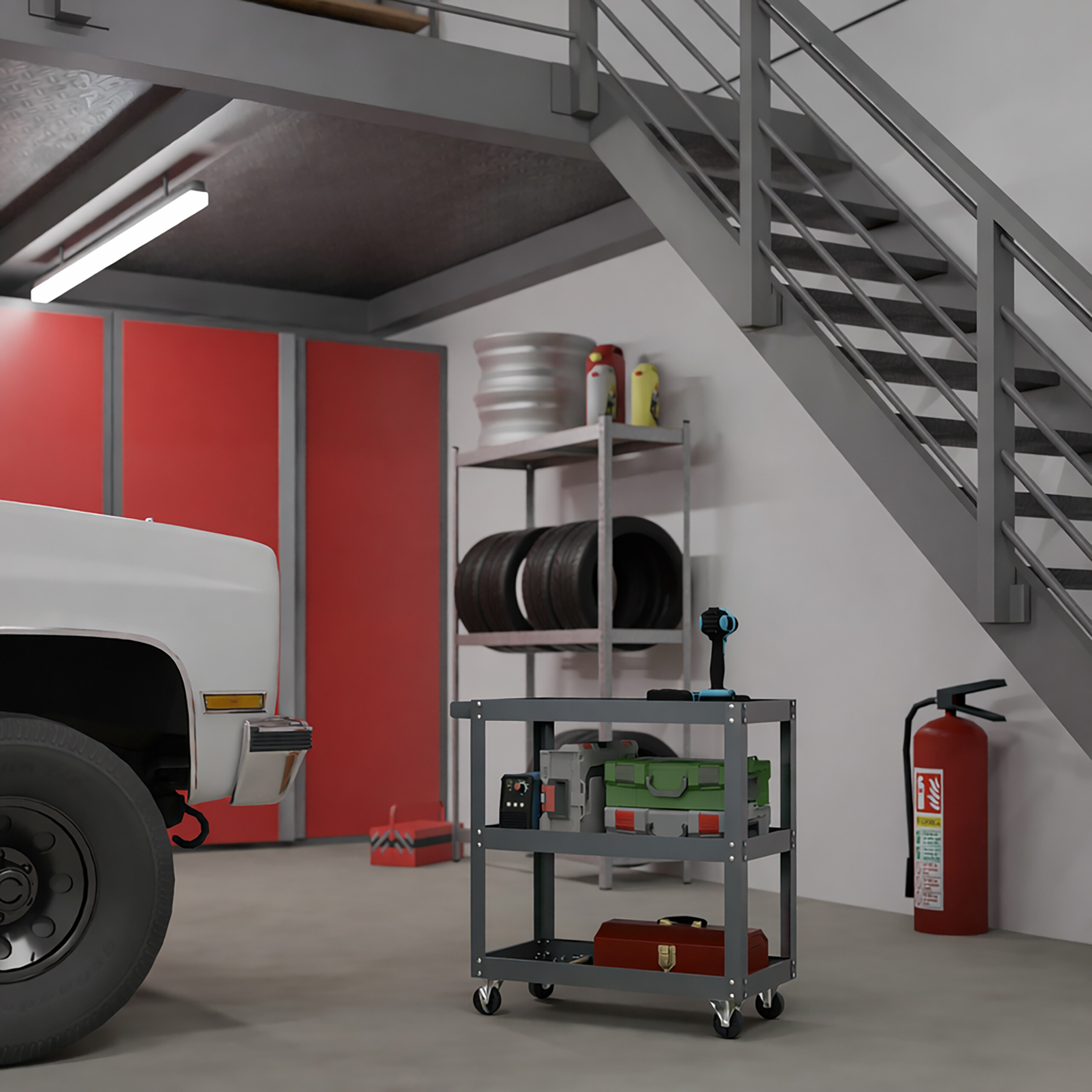 Eine Garage mit Metalltreppe, roten Schränken, Reifen im Regal, Werkstattwagen und Feuerlöscher.