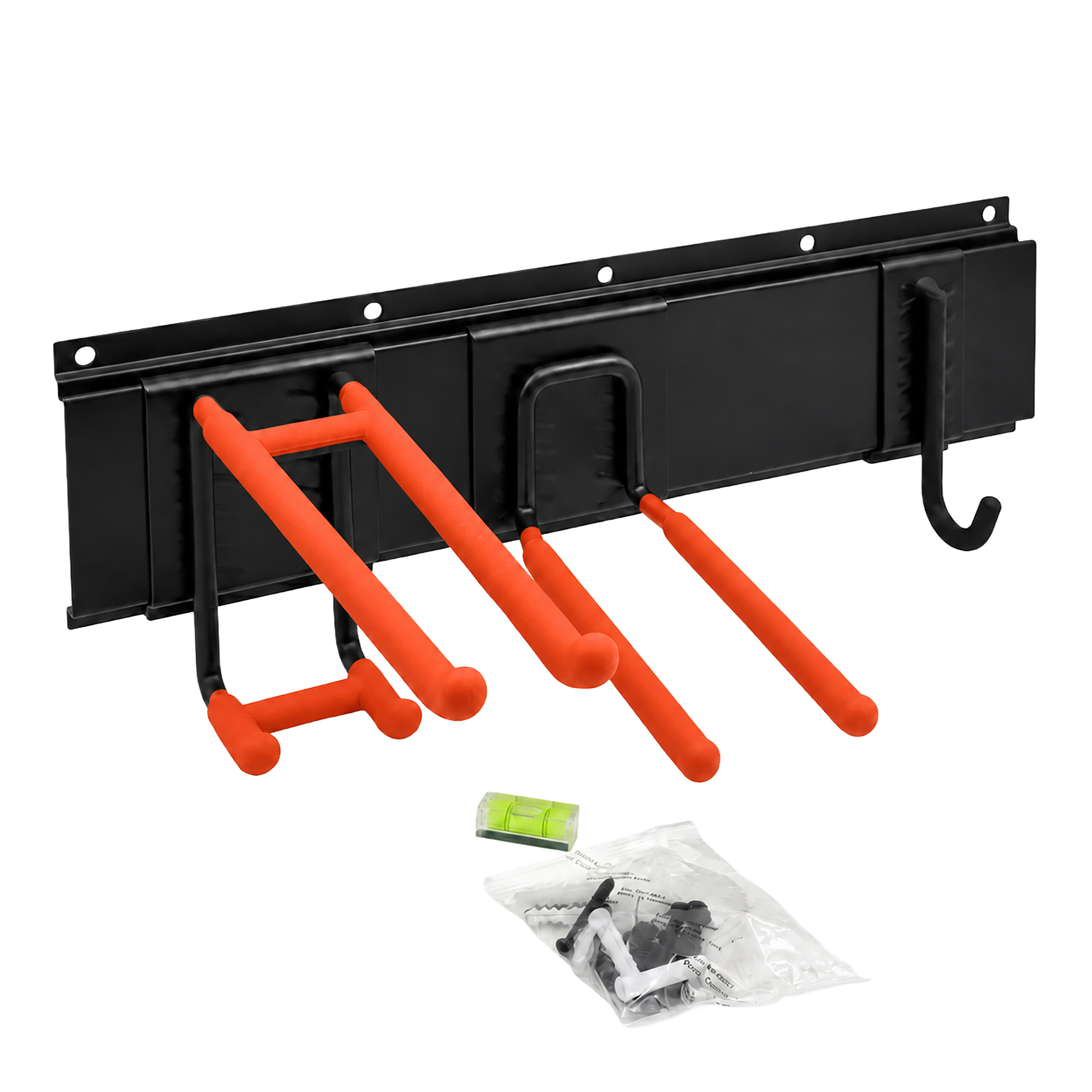 Schwarze Wandhalterung mit orangen Haken, einer kleinen Wasserwaage und Schrauben auf weißem Hintergrund.