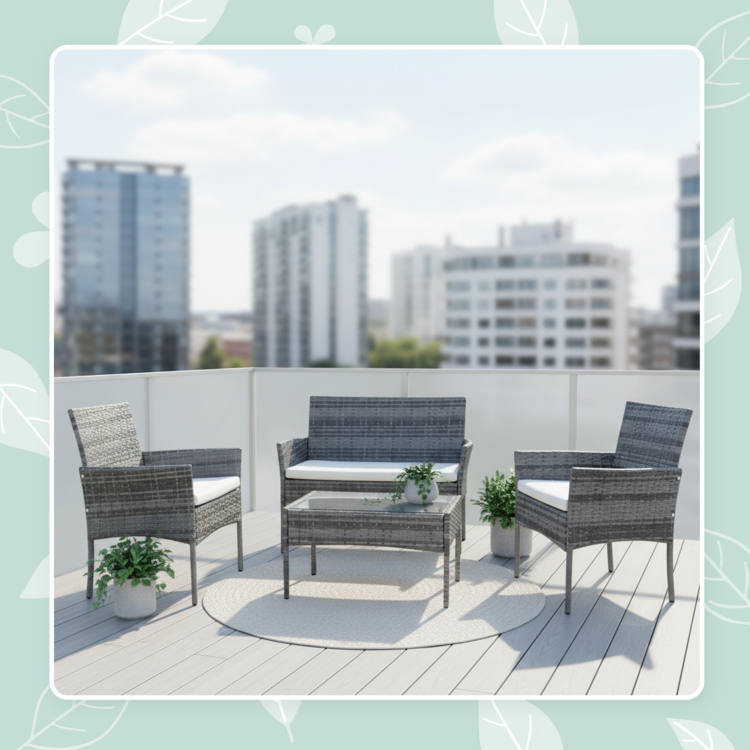 Ein graues Polyrattan-Möbelset mit Sofa, zwei Sesseln und Glastisch auf einem Balkon mit Blick auf die Stadt.