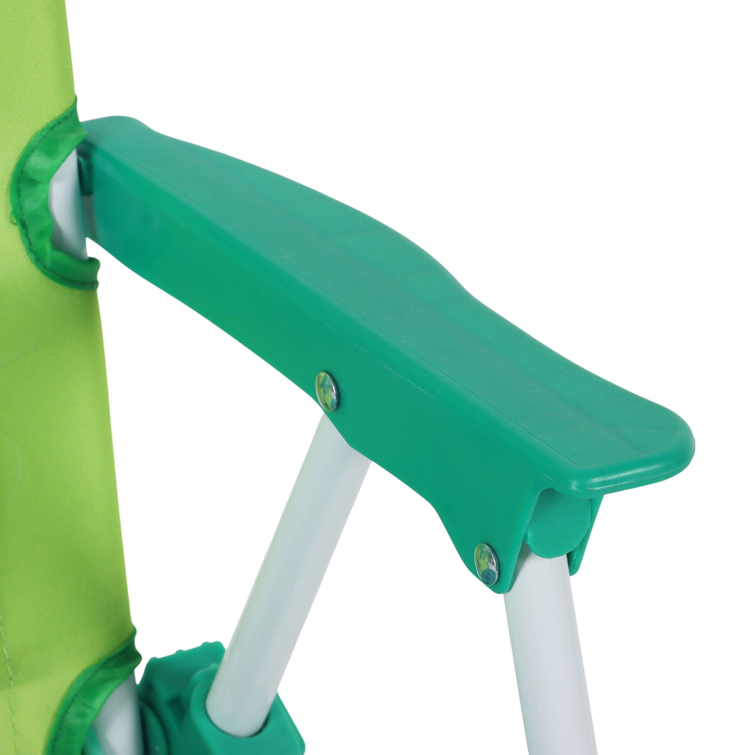 Grüne Armlehne und weiße Beine eines Klappstuhls.