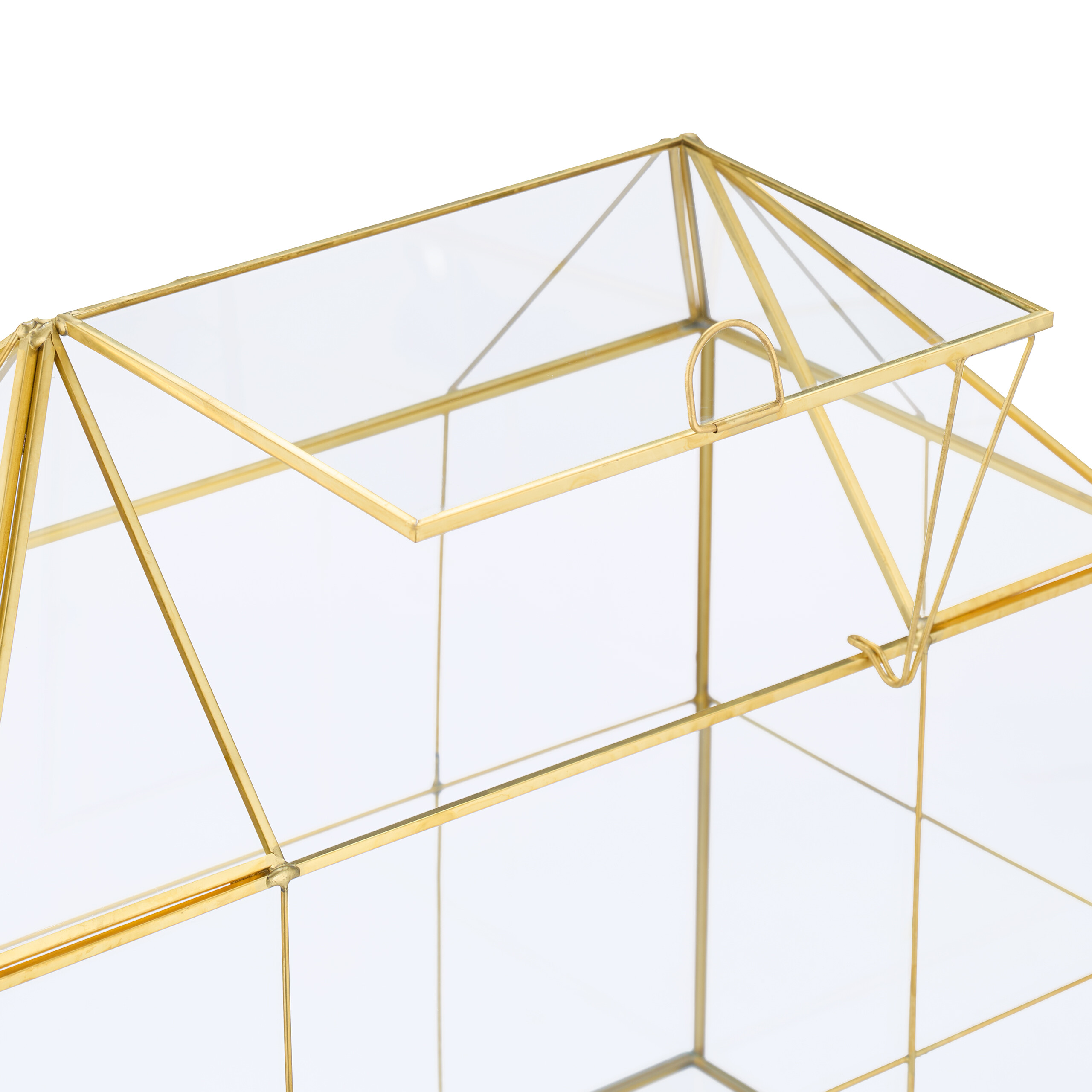 Ein gläsernes Haus mit goldenem Metallrahmen und aufklappbarem Dach auf weißem Grund.