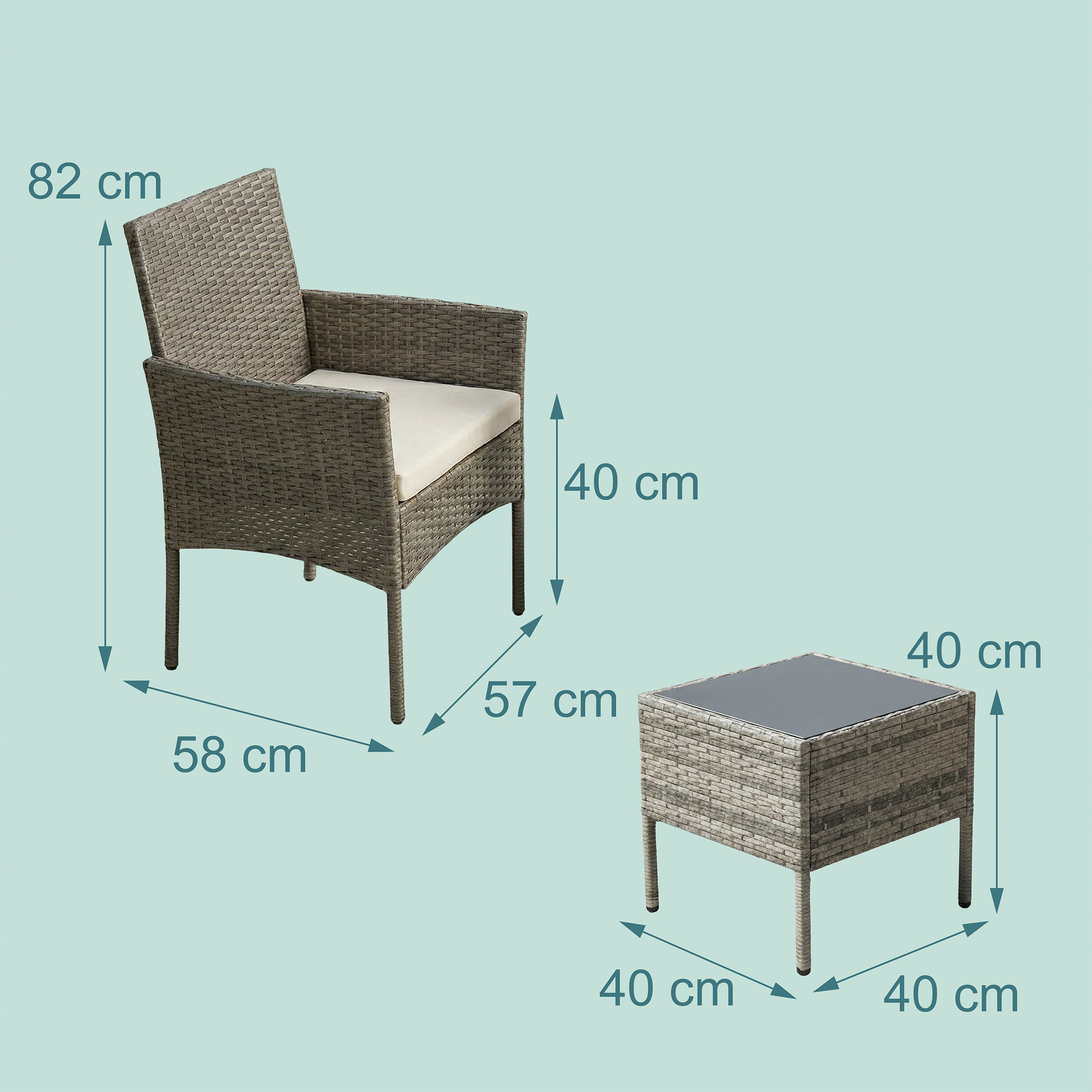 Polyrattan Sessel mit Kissen und kleiner quadratischer Tisch mit Maßangaben in cm vor hellblauerem Hintergrund.