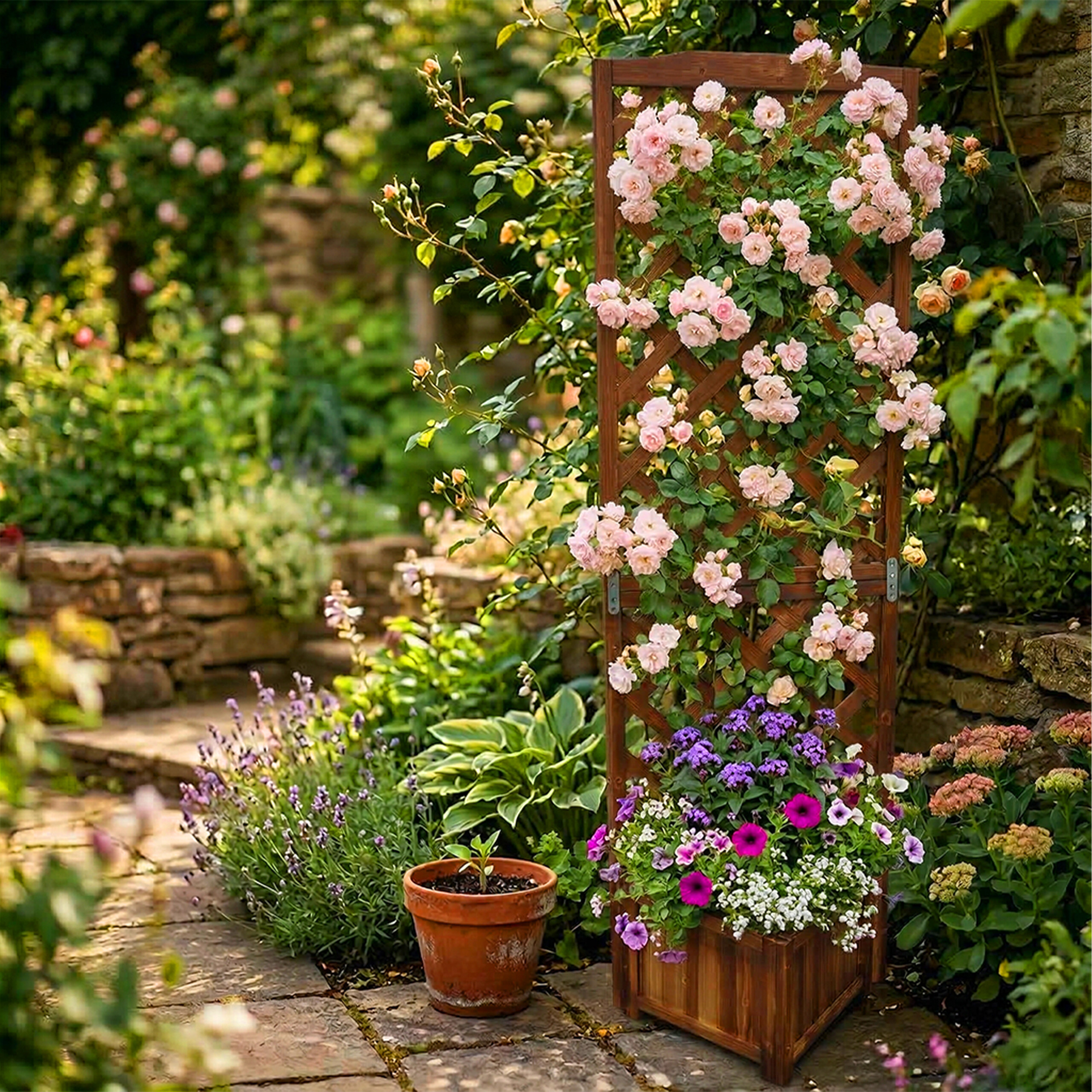 Ein hölzernes Spalier im Garten, bewachsen mit blühenden rosa Rosen und bunten Blumen in einem Holzkasten unten.