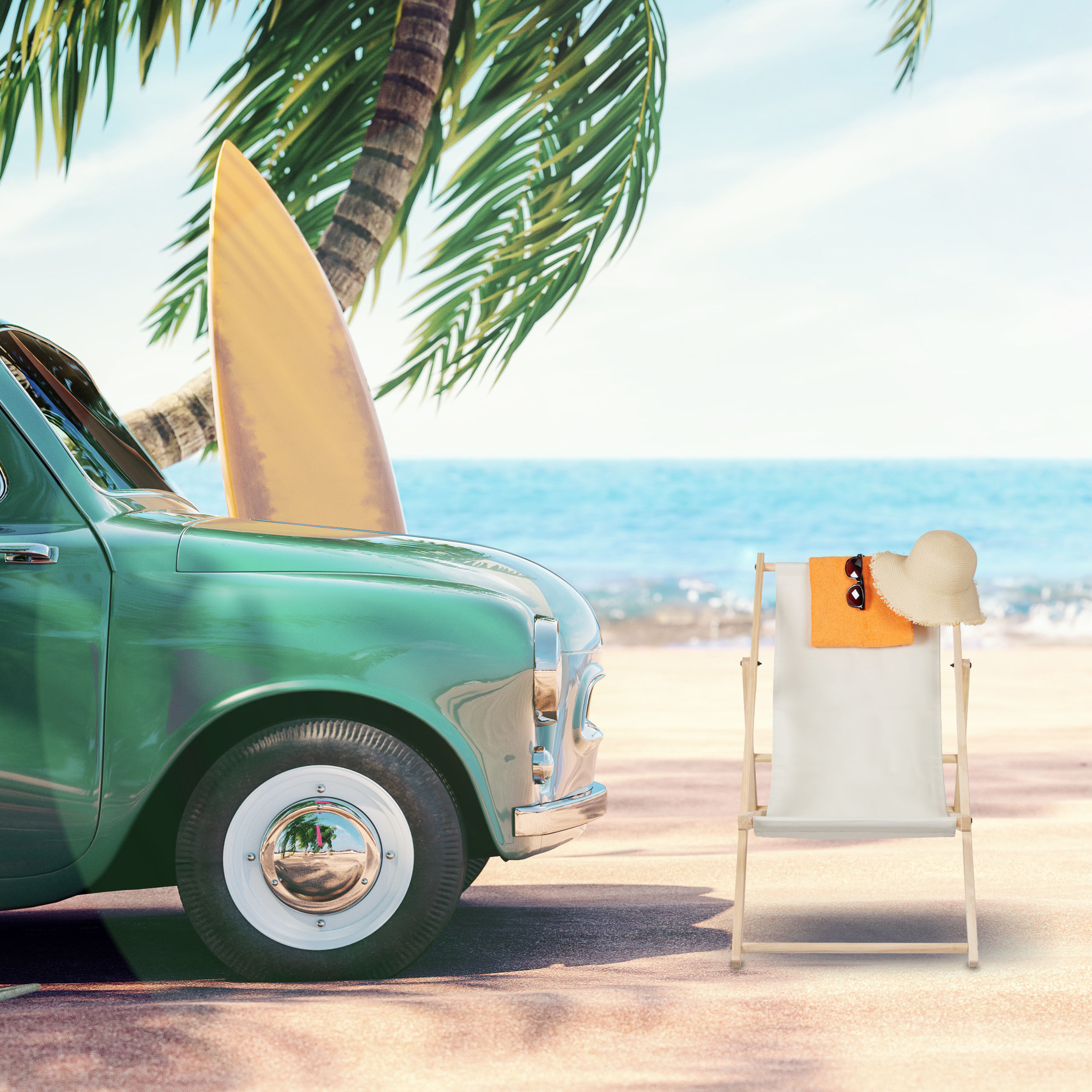 Grünes Auto mit Surfbrett am Strand, daneben ein Liegestuhl mit Handtuch, Hut und Sonnenbrille.