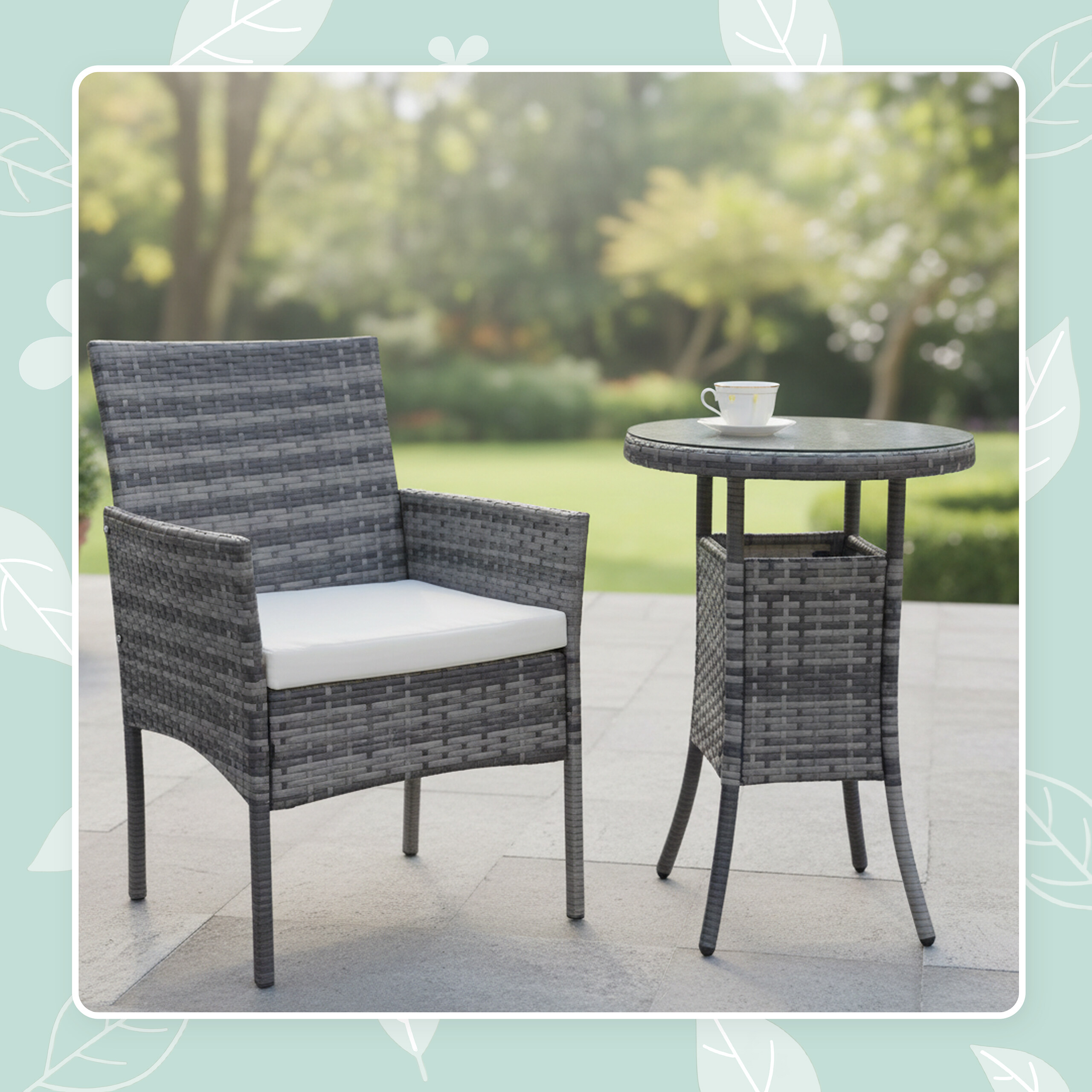 Ein grauer Rattanstuhl mit weißem Kissen und ein passender kleiner Tisch mit einer Tasse stehen auf einer Terrasse.