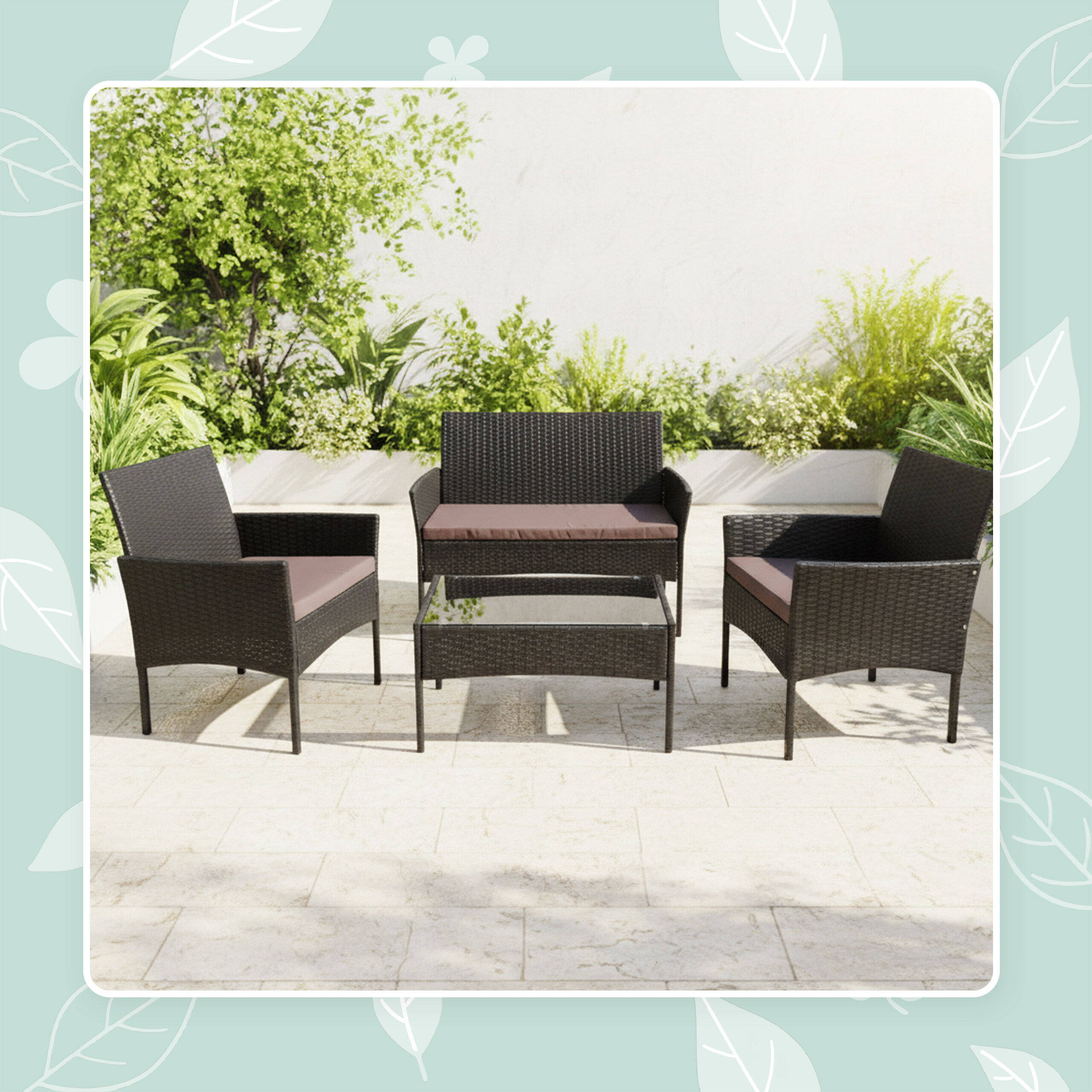 Schwarzes Rattan-Gartenmöbelset mit Tisch und Sofas auf einer Steinterrasse.