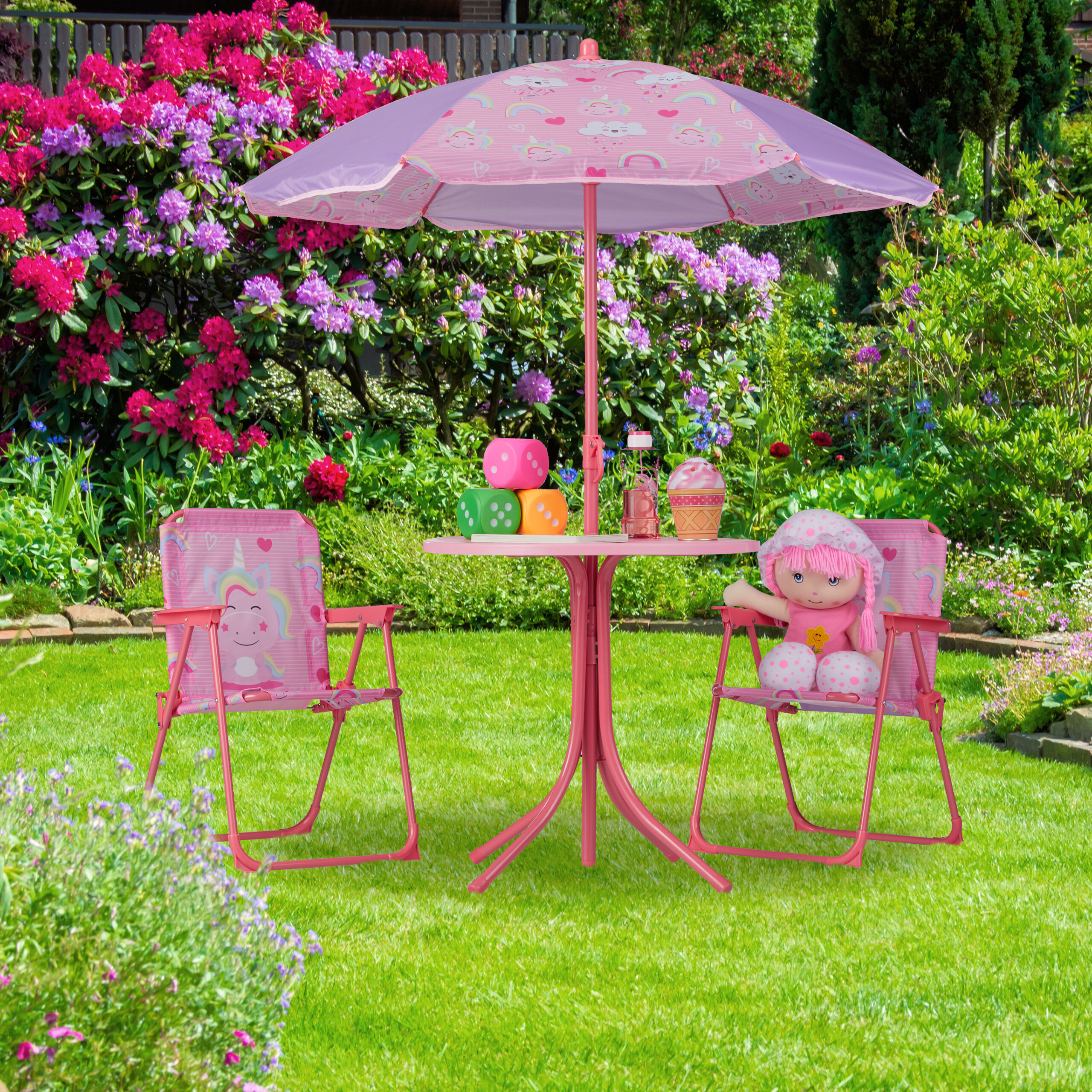 Rosa Gartenset für Kinder mit Tisch, Regenschirm, zwei Stühlen und einer Puppe auf Rasen.