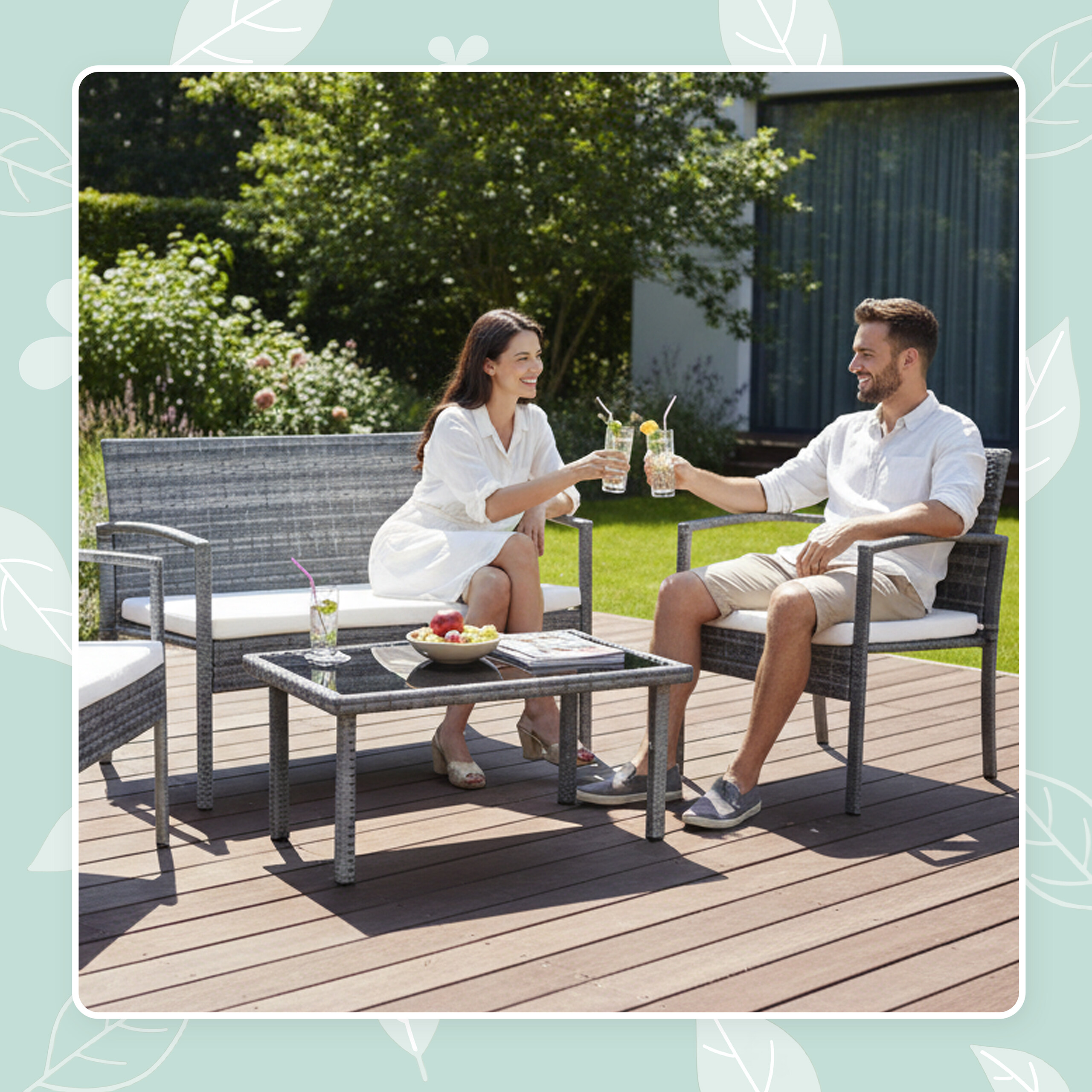 Ein Paar sitzt auf grauen Gartenmöbeln aus Rattan auf einer Holzterrasse und stößt mit Gläsern an.