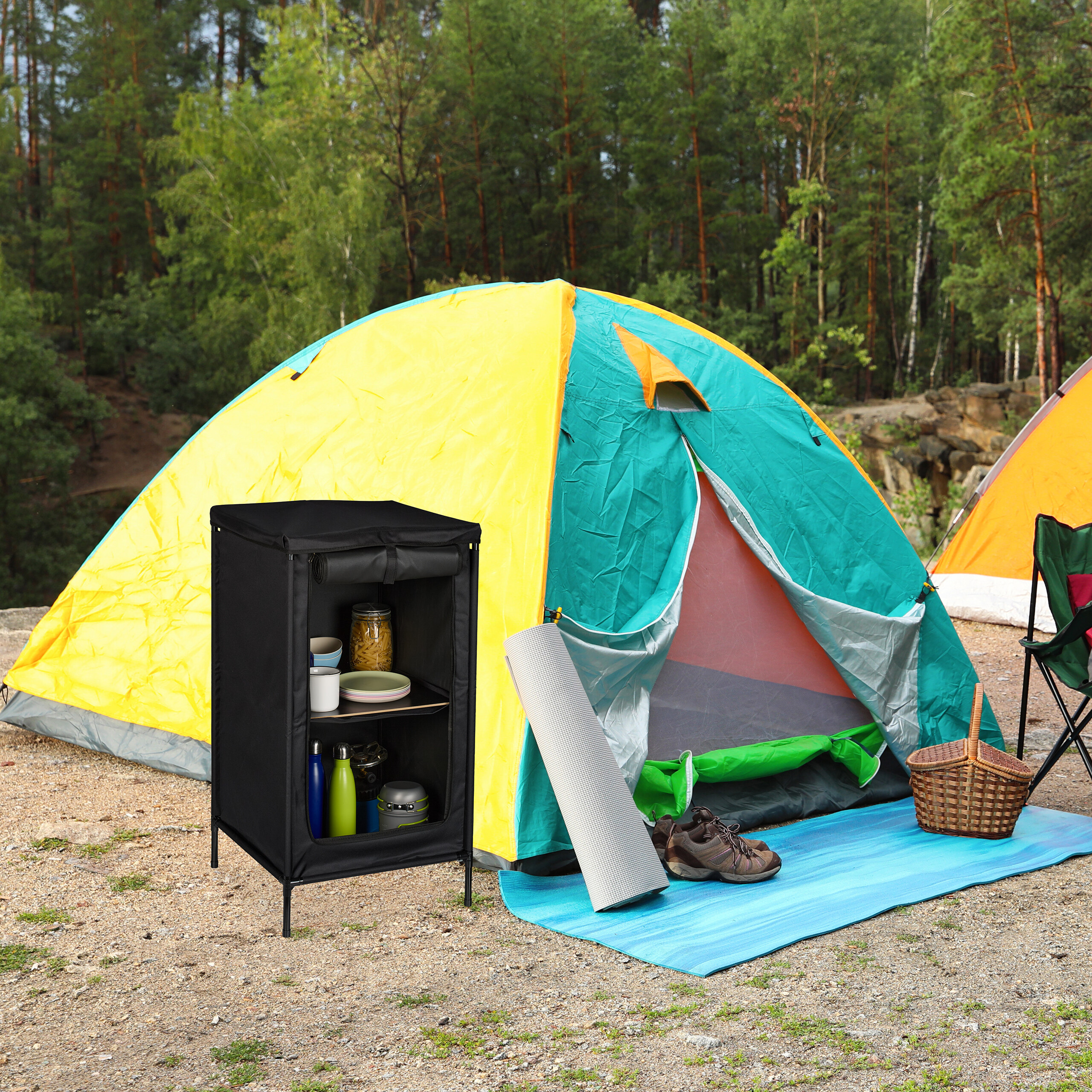 Campingplatz im Wald mit gelb-türkisem Zelt, Vorratsregal, blauer Matte, Wanderschuhen und Picknickkorb.