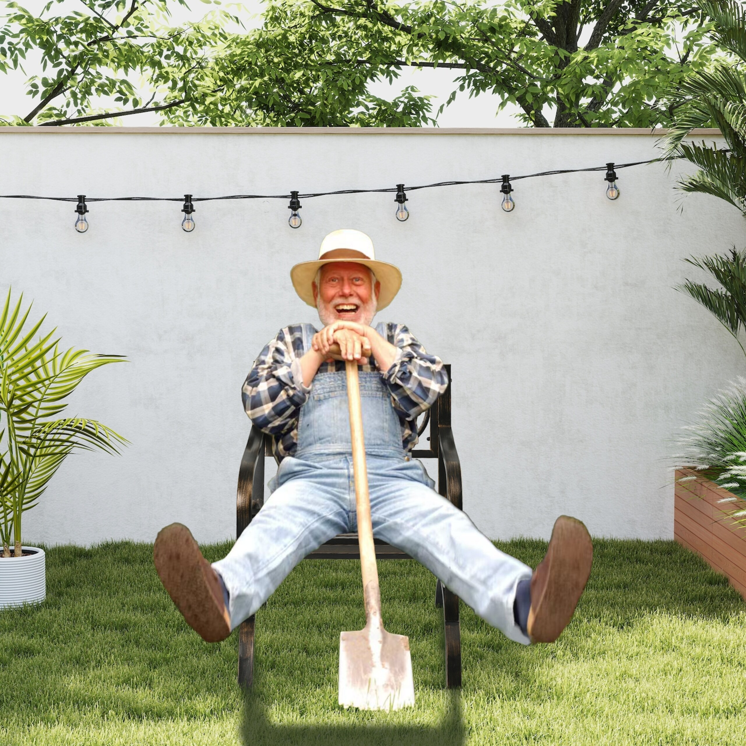 Glücklicher älterer Mann in Latzhose sitzt auf einem Stuhl im Garten und hält einen Spaten.