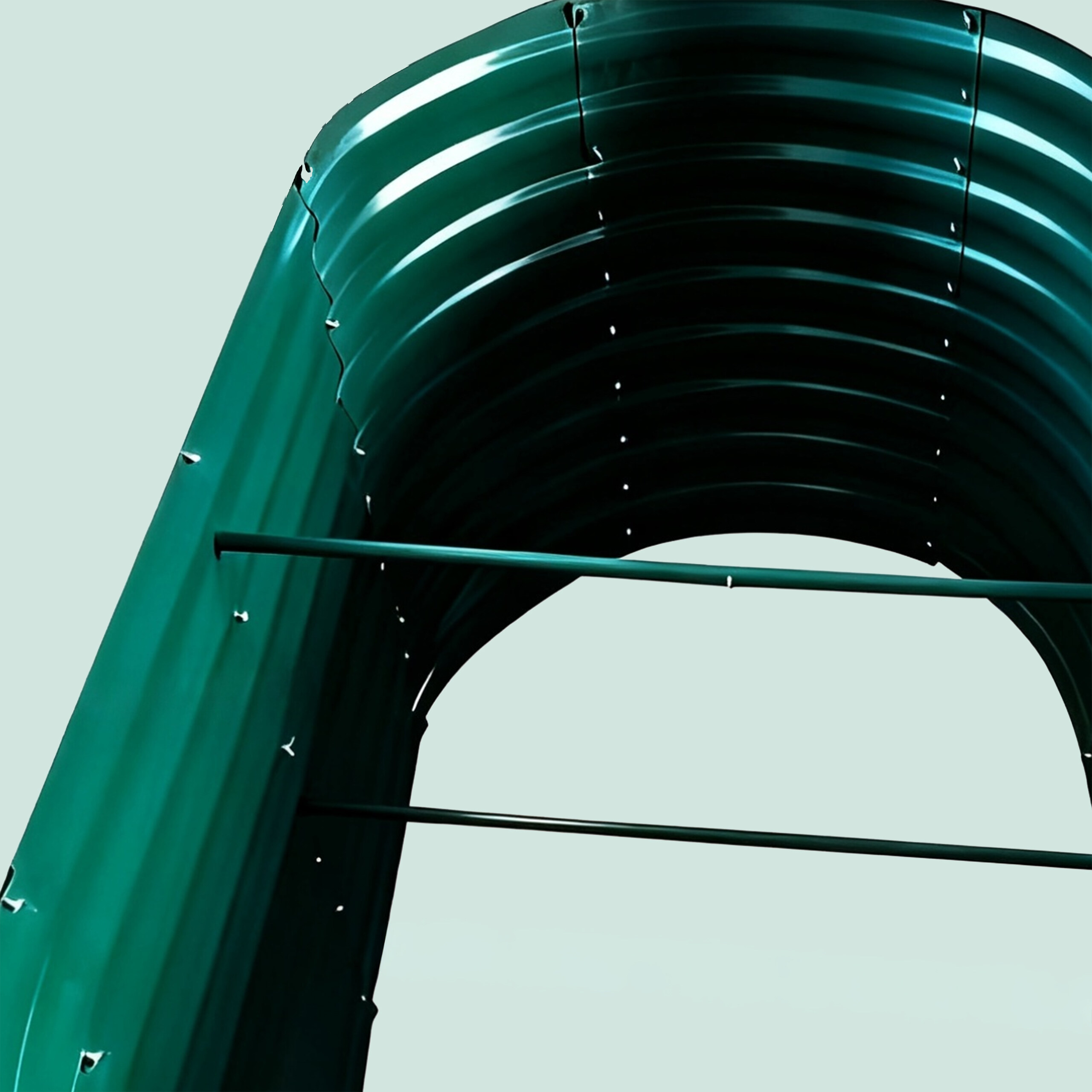 Froschperspektive einer dunkelgrünen, gewellten Metallbogenstruktur mit horizontalen Stützstangen vor hellem Hintergrund.